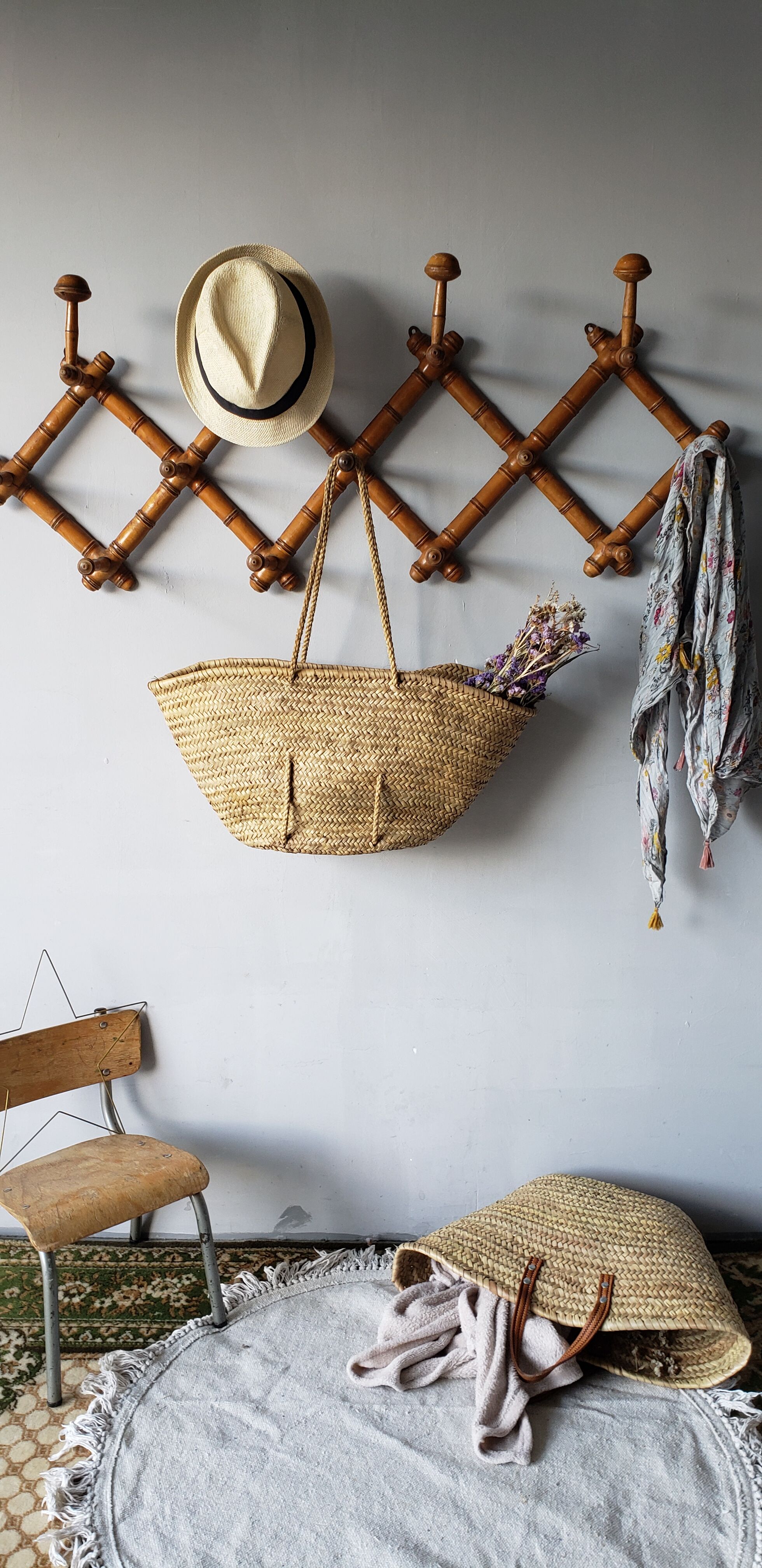 Extendable wooden coat holder