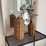 2 bouteilles en verre et rotin