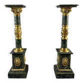 Paire de colonnes en marbre vert, bronze doré et laiton doré, XXe Siècle