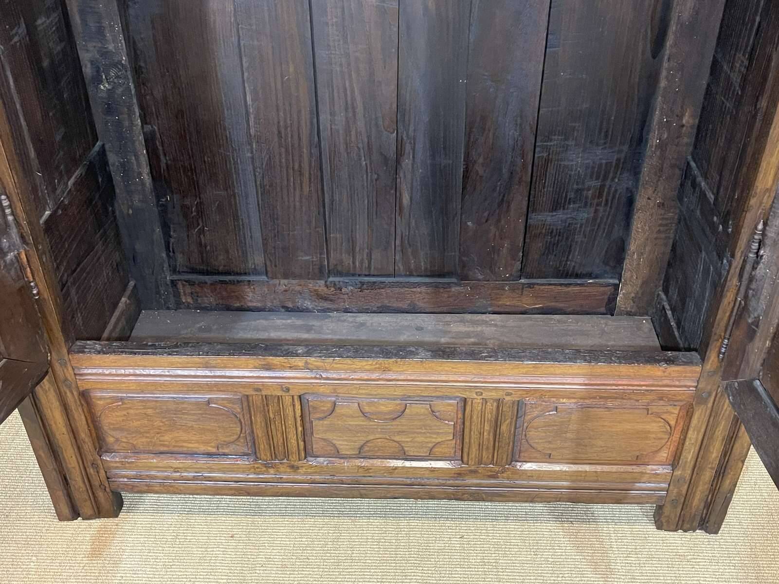 Armoire bretonne XIXème en merisier, chêne et châtaignier