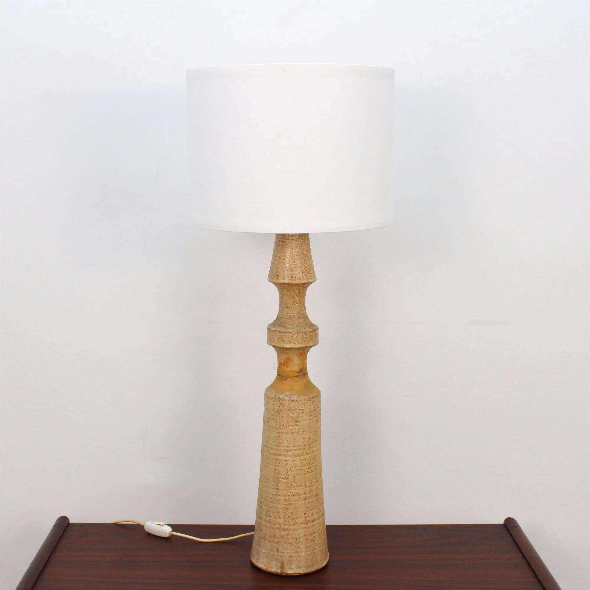 Lampe sur pied avec une base en céramique
