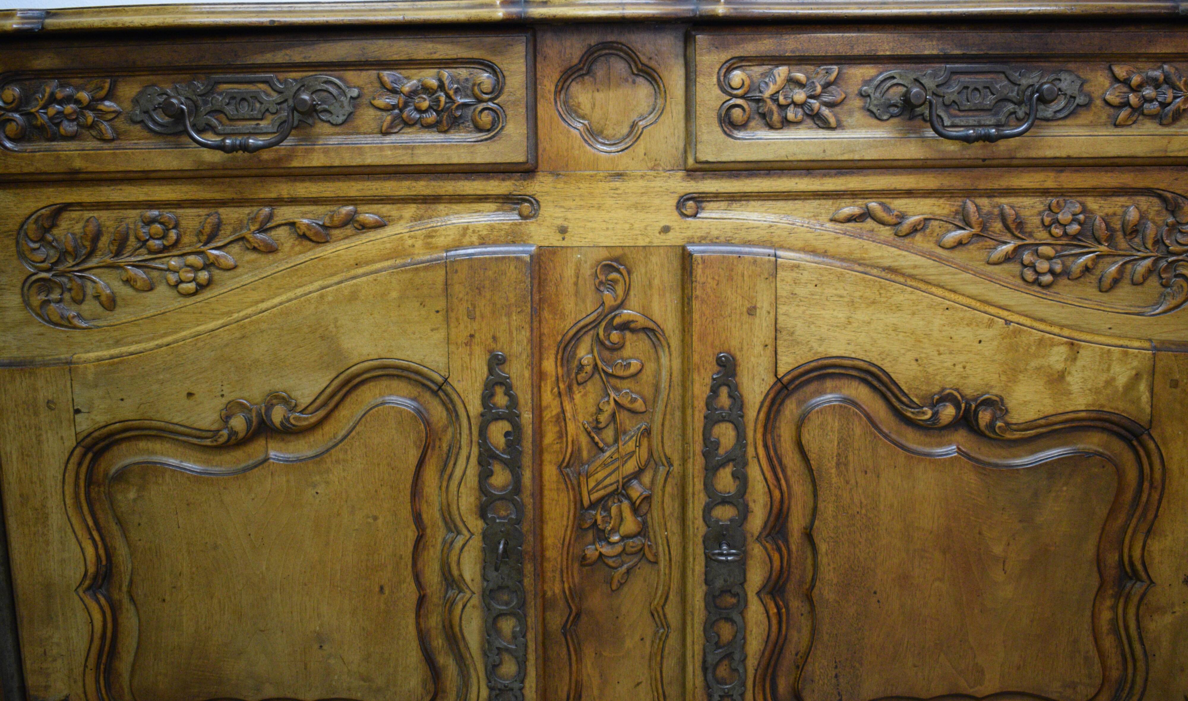 Louis XV Provencal style sliding sideboard in walnut, 19th century