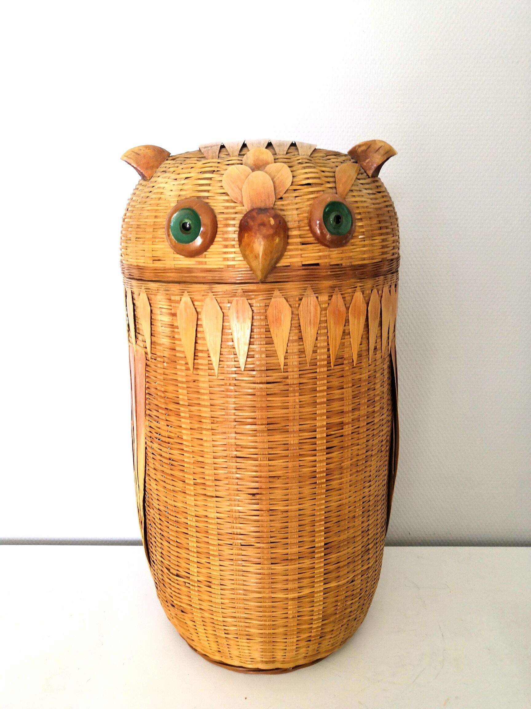 Wicker basket shape owl design 70s