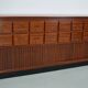 Meuble de rangement/d'apothicaire ou classeur vintage en bois dur hollandais du milieu du siècle