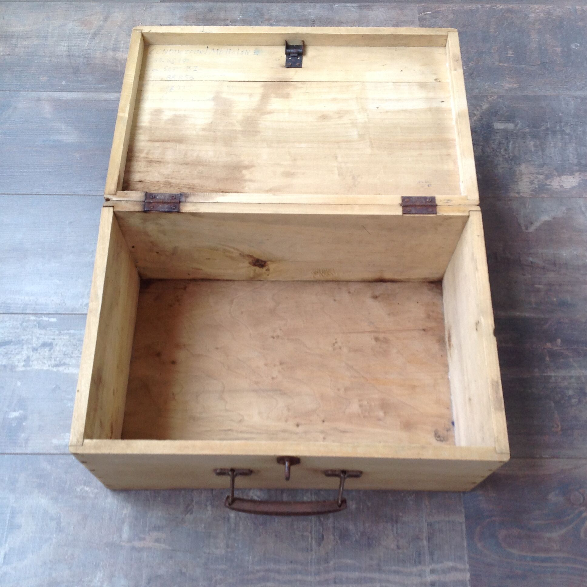 Coffre en bois