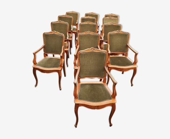13 fauteuils de style Louis XV en velours vert olive