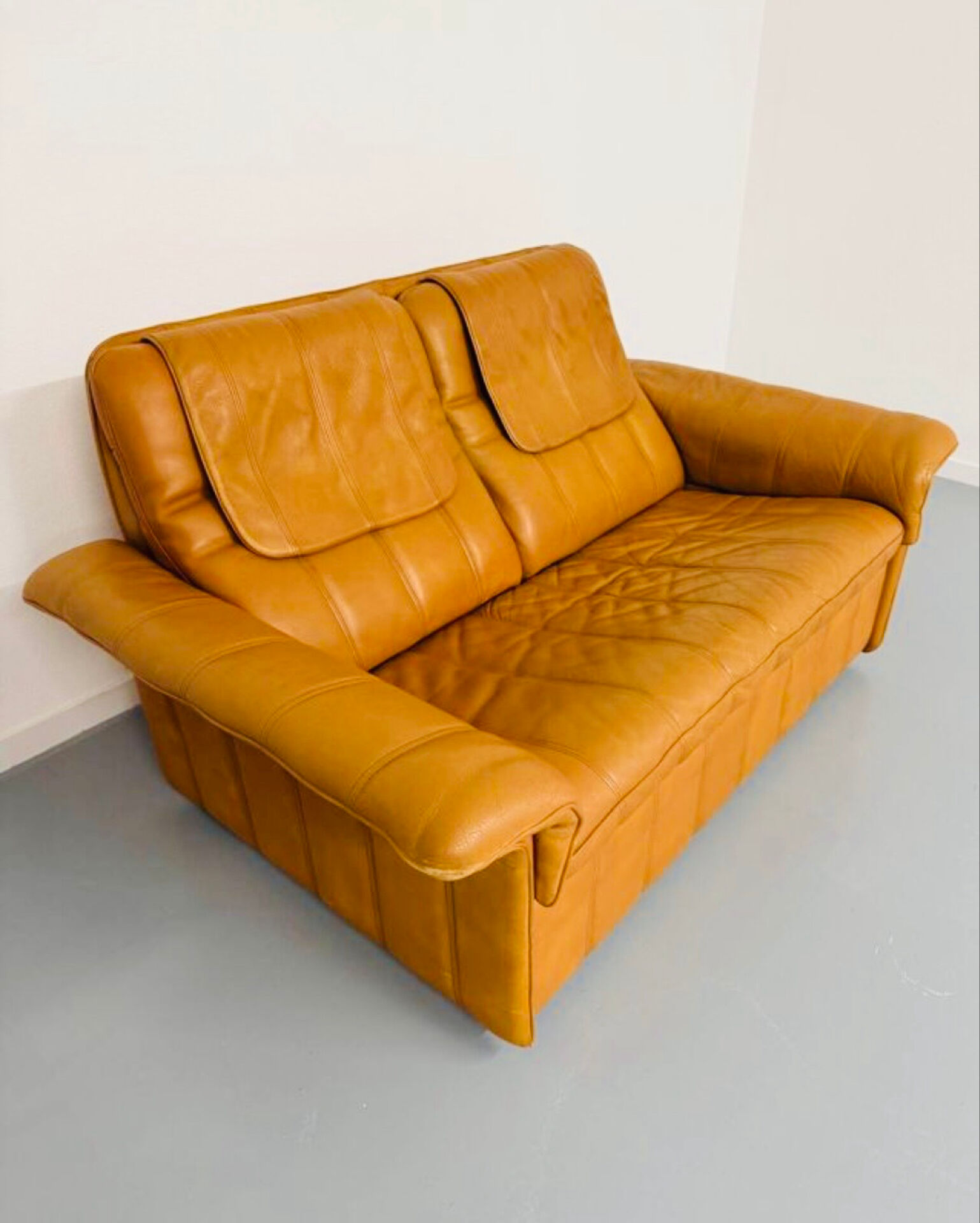 Vintage 70s thick cognac leather 2-seater sofa by De Sede.