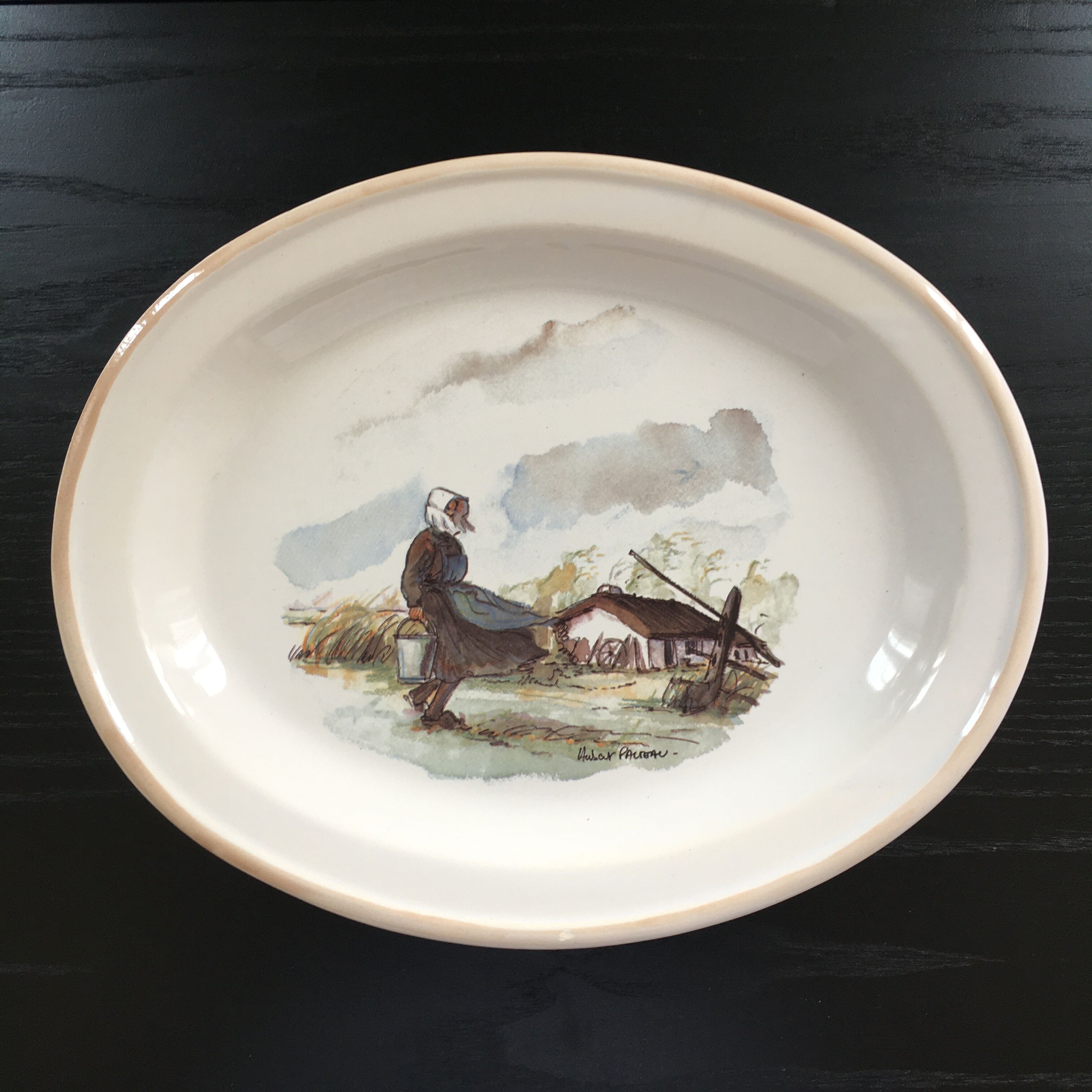 Plat oval décor breton signé