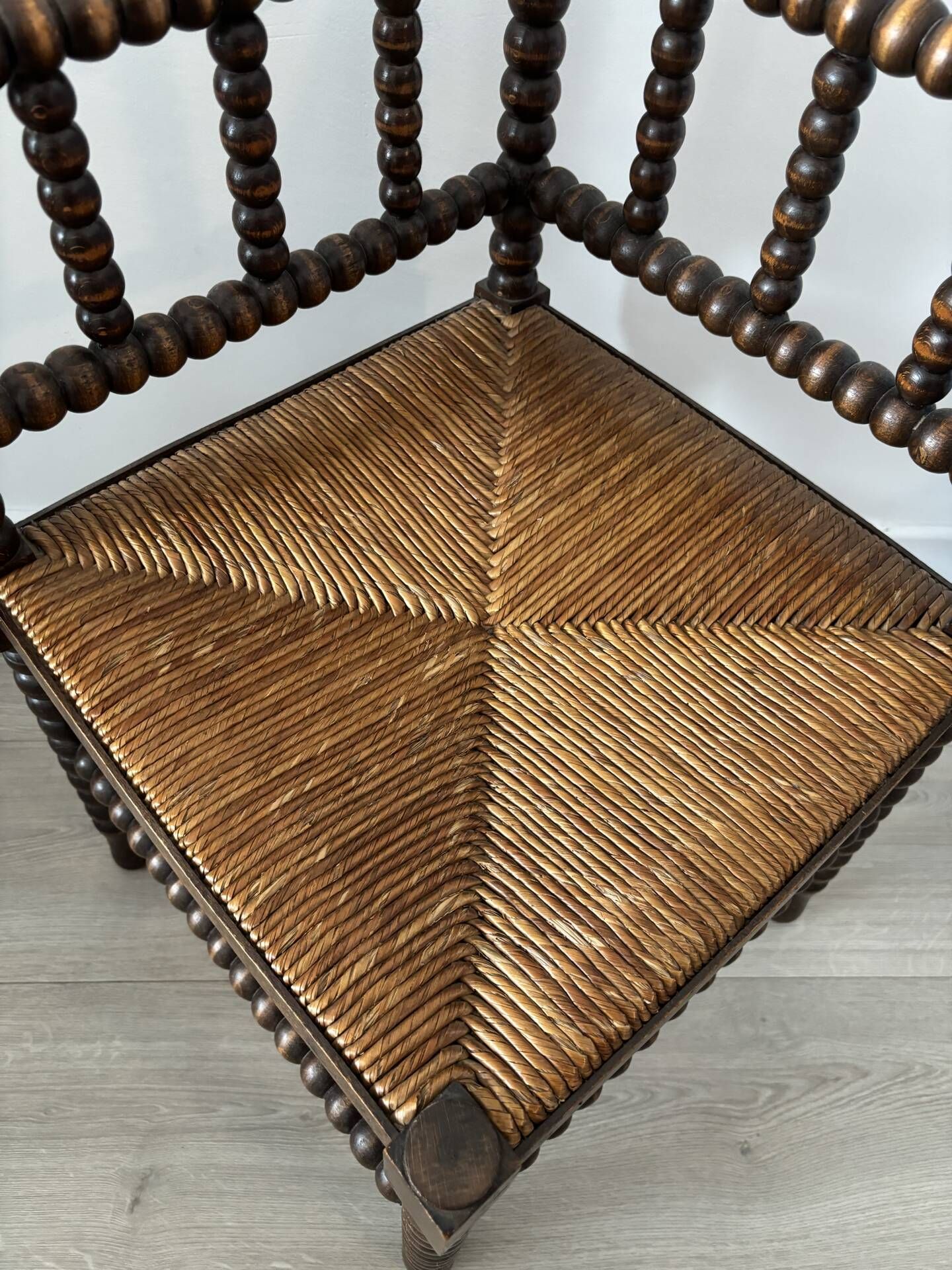 Chaise d’angle ancienne en bois tourné, assise en paille, style rusti