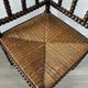 Chaise d’angle ancienne en bois tourné, assise en paille, style rusti