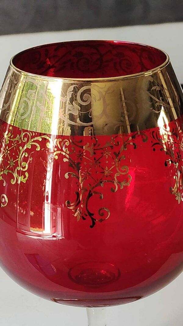 Vase forme coupe à pied, en cristal de bohème. couleur rubis. design volutes & floraux à rehauts or 24 c