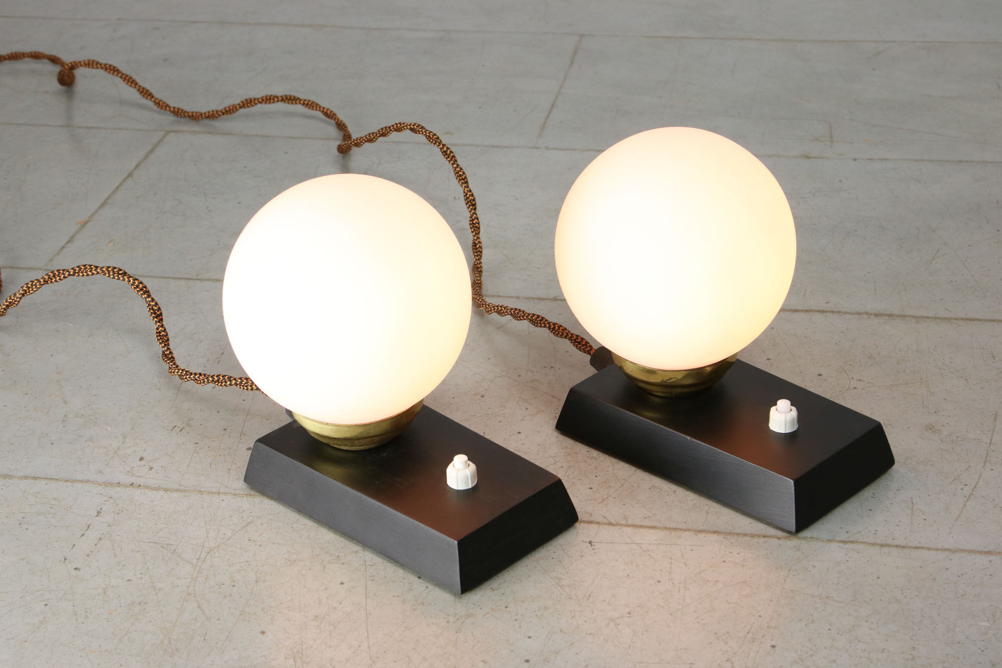 Lampes de chevet mid-century en laiton & opalin