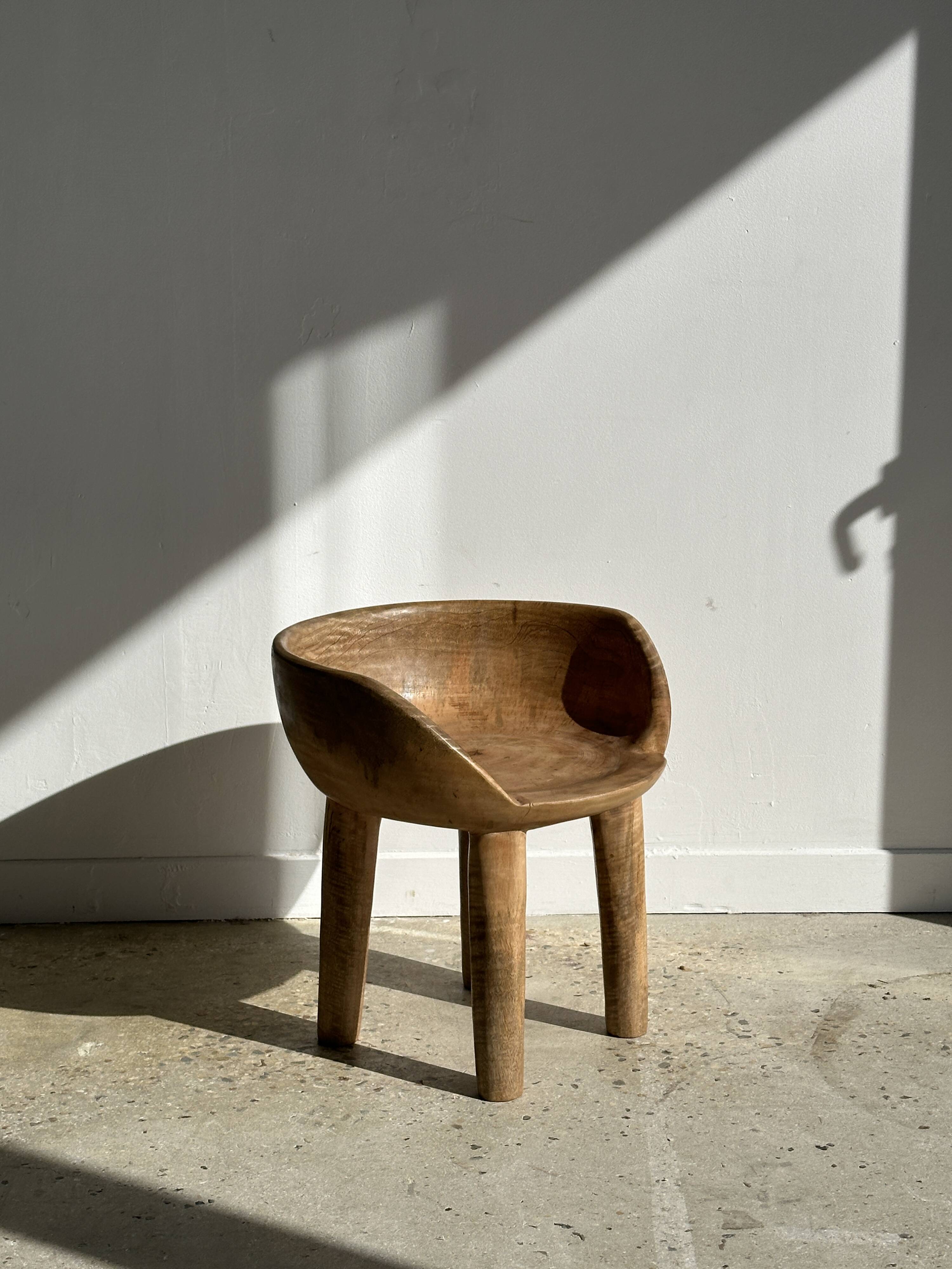 Quadripod chair with round seat and small back in natural monoxyl mango wood