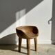 Chaise quadripode assise ronde à petit dossier en manguier naturel monoxyle