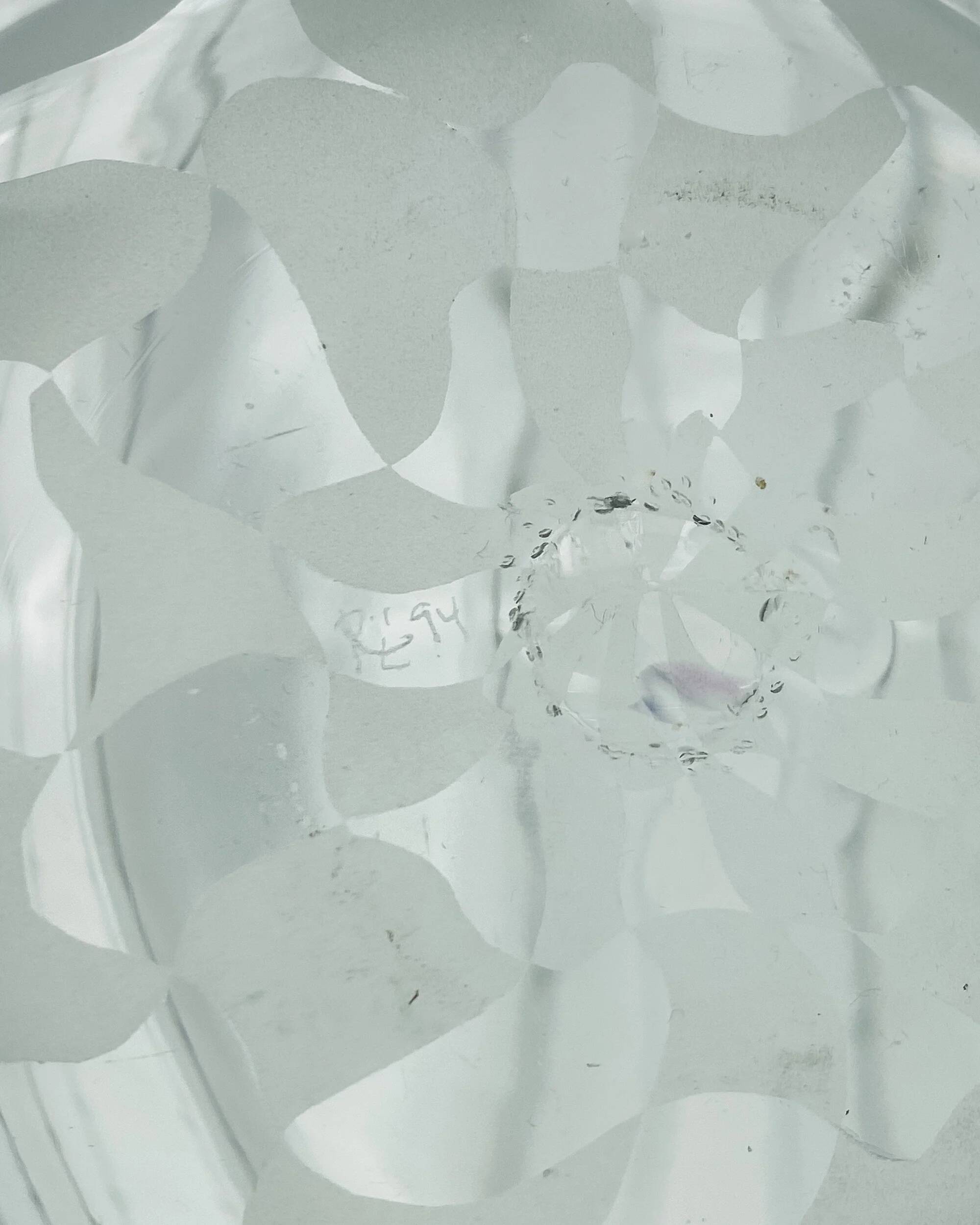 Bol en verre de Murano bleu avec motif à carreaux blancs et bord ondulé, signé RL'94