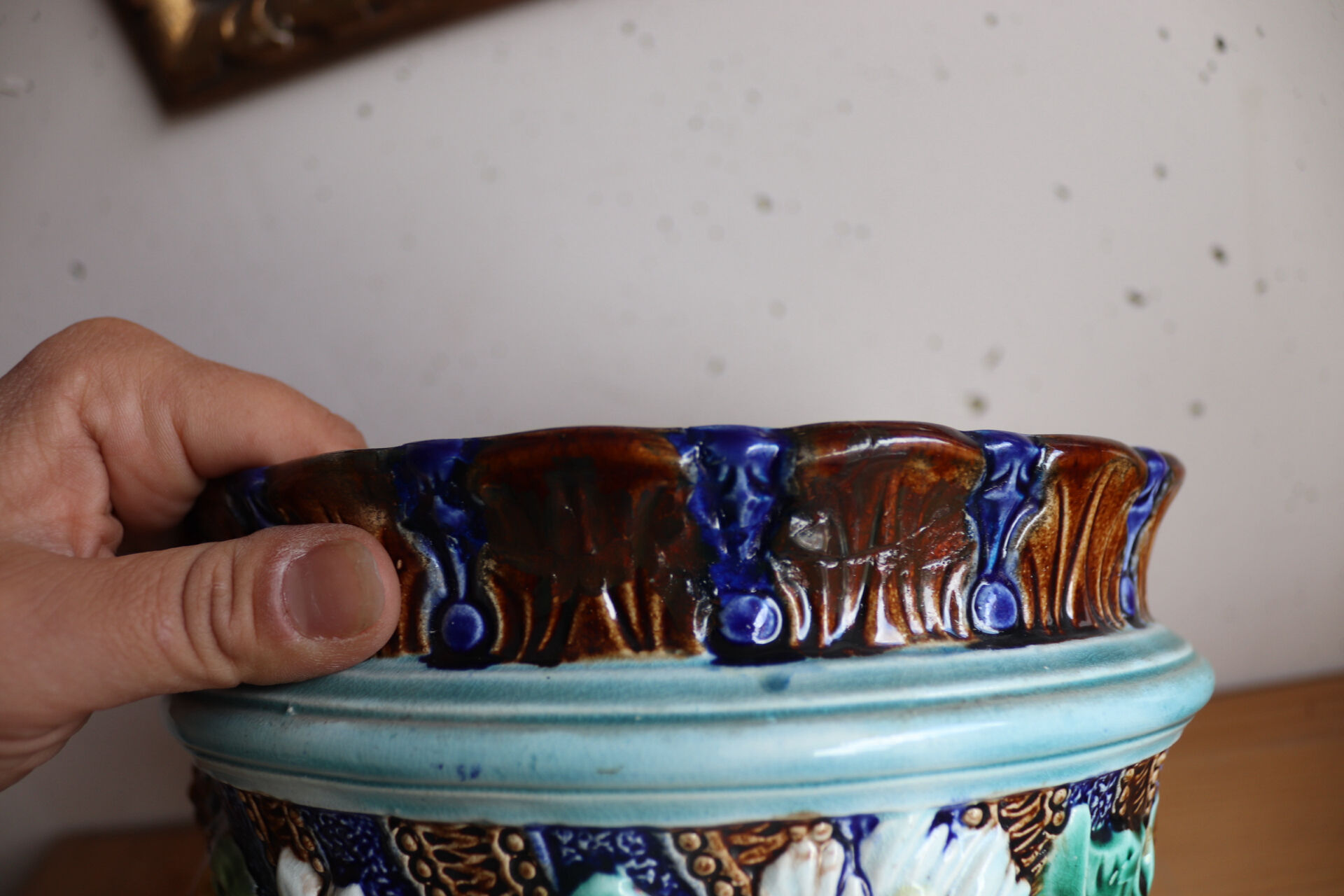 Cache-pot ancien en barbotine à décor de lions