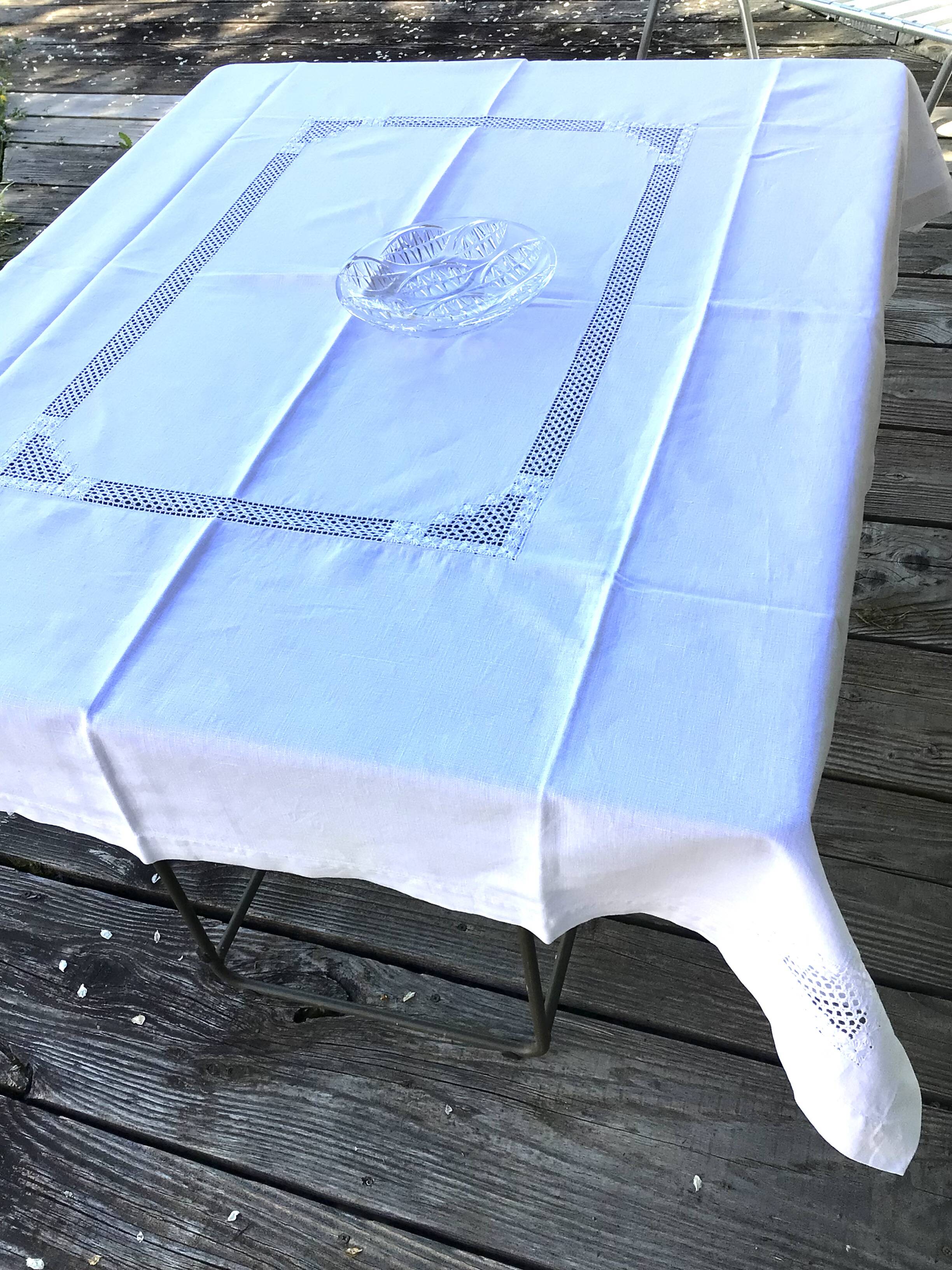 Nappe rectangulaire motif ajouré brodé