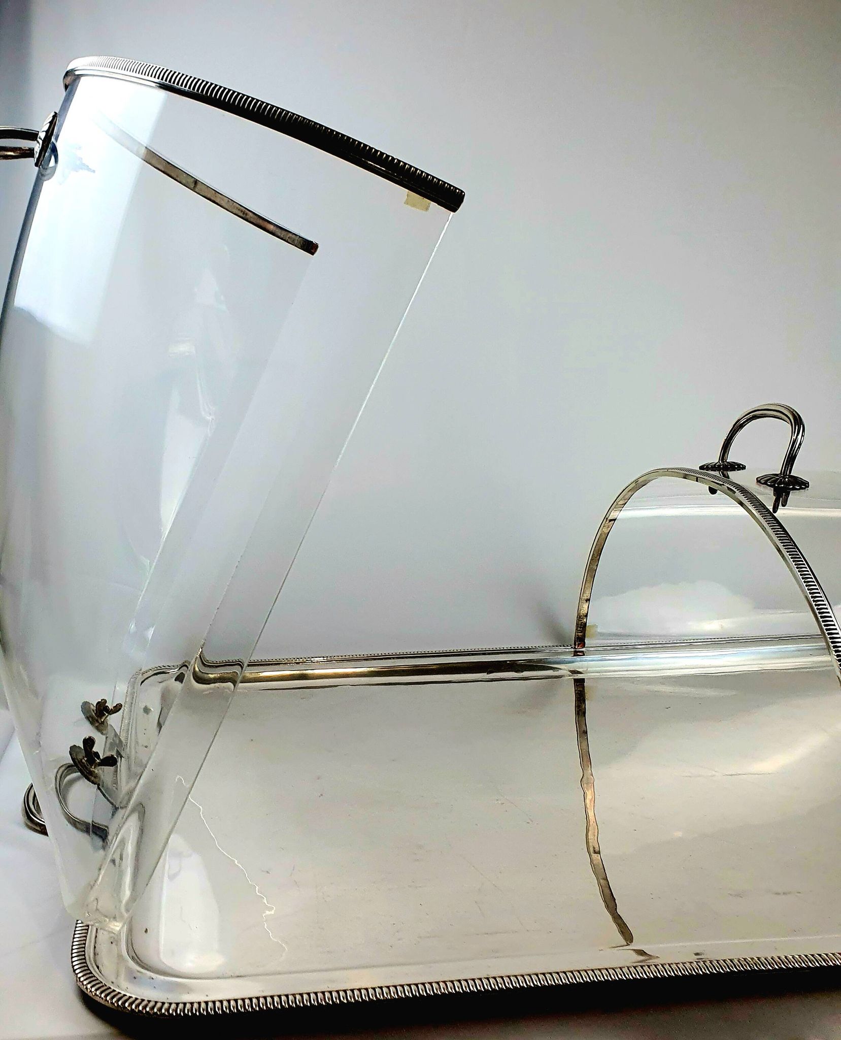 Large serving platter with lid, in silver metal.