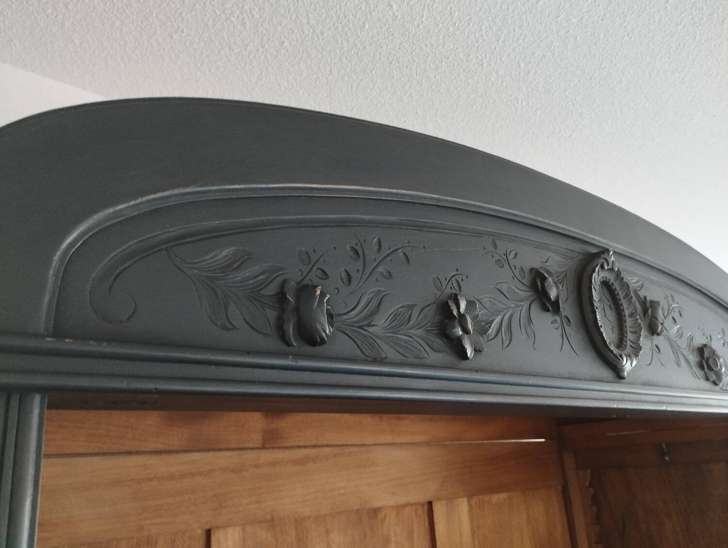 Old library black patina chalk paint