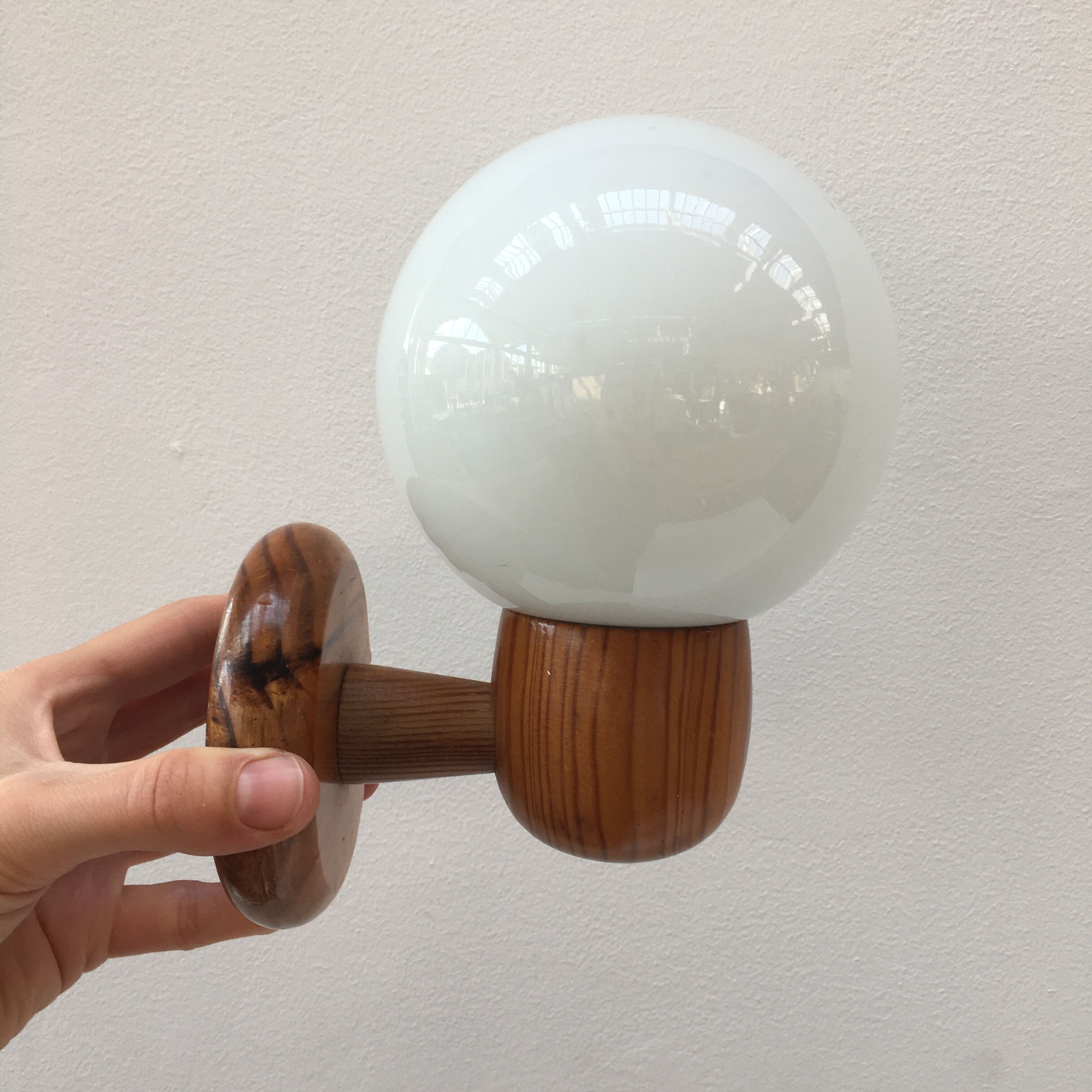 Modernist wall lamp in pine and opaline