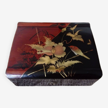 Jewelry box or lacquered box decorated with flowers and birds