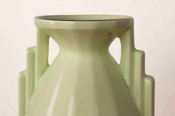 Vase Art-Déco en faïence fine de couleur vert pomme, Sarreguemines.