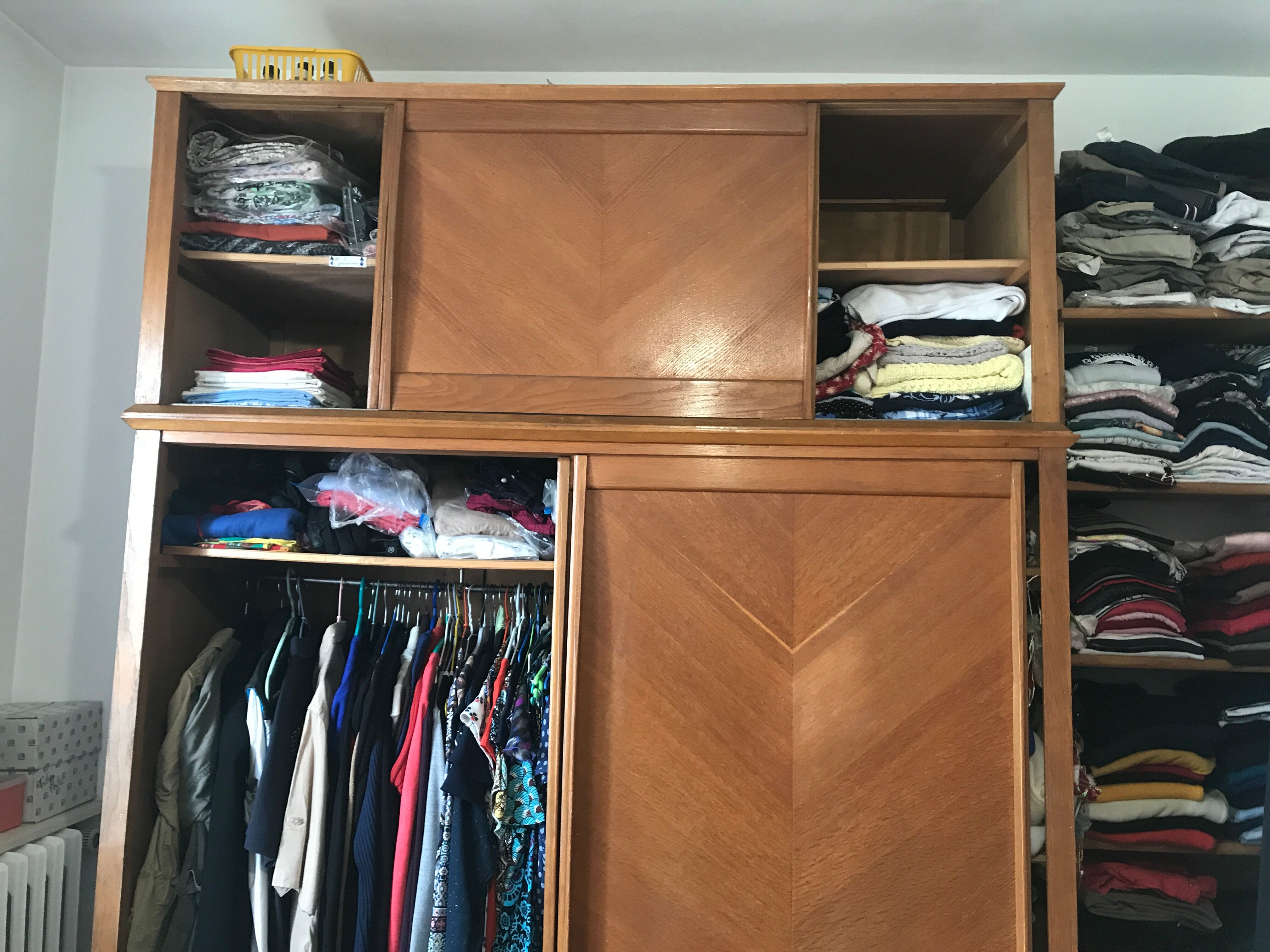 Armoire portes coulilssantes vintage des années 50 circa 1950 1960 style prouvé perriand moderniste