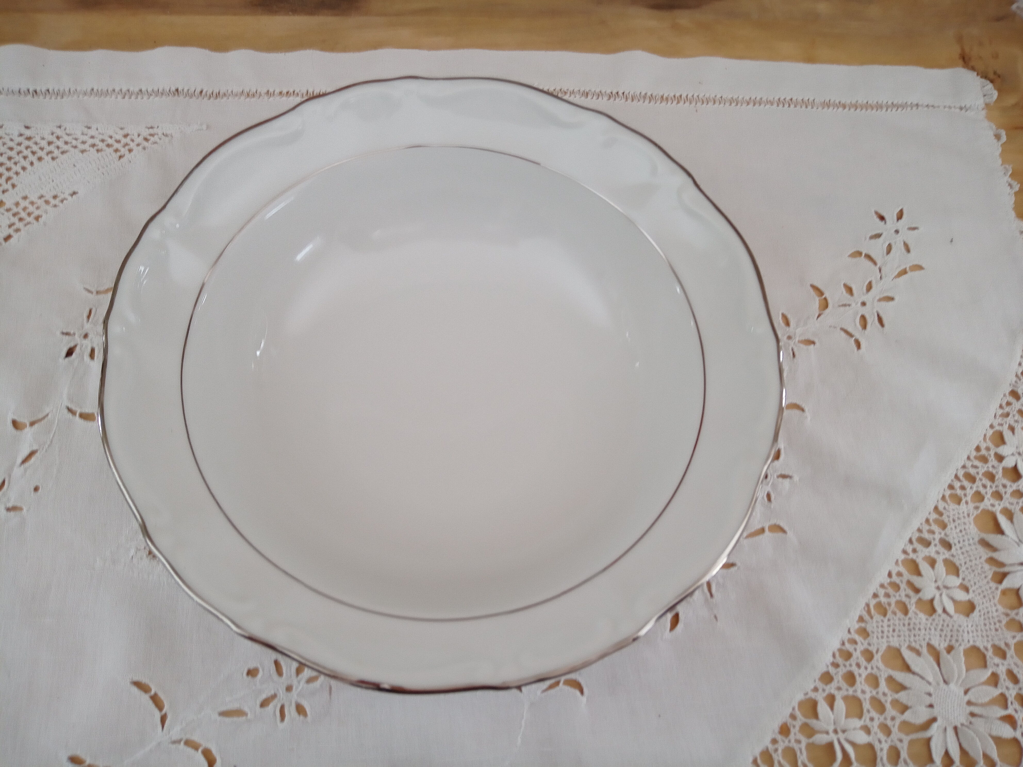 Plat rond creux petit modèle en porcelaine Kronester Bavaria blanche et liseré argenté