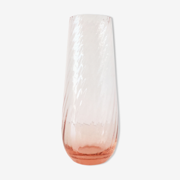 Vase en verre torsadé rose