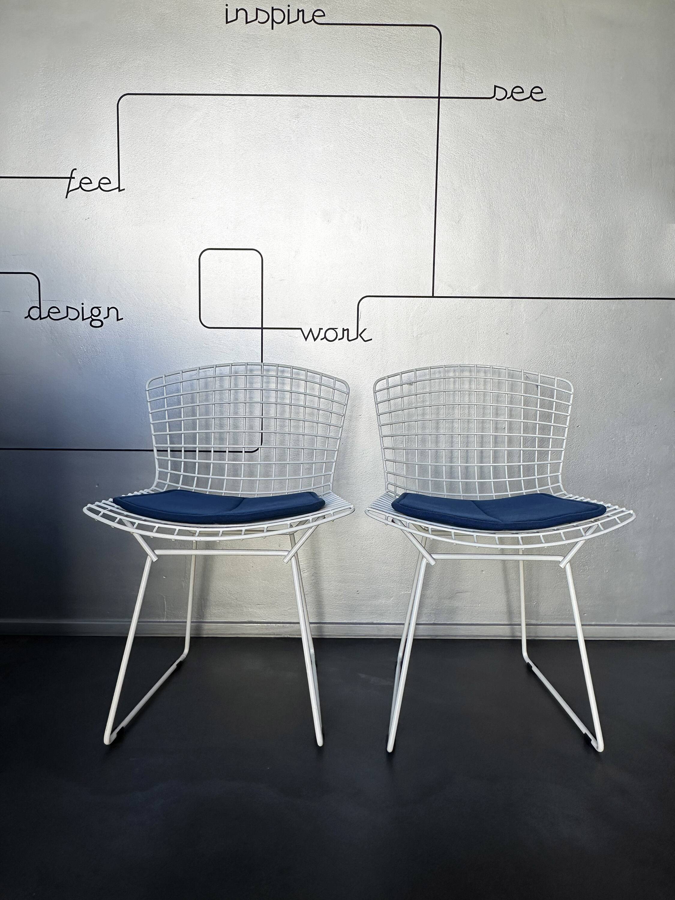 Pair of dining chairs 420 by Harry Bertoia for Knoll International, 1970s.
