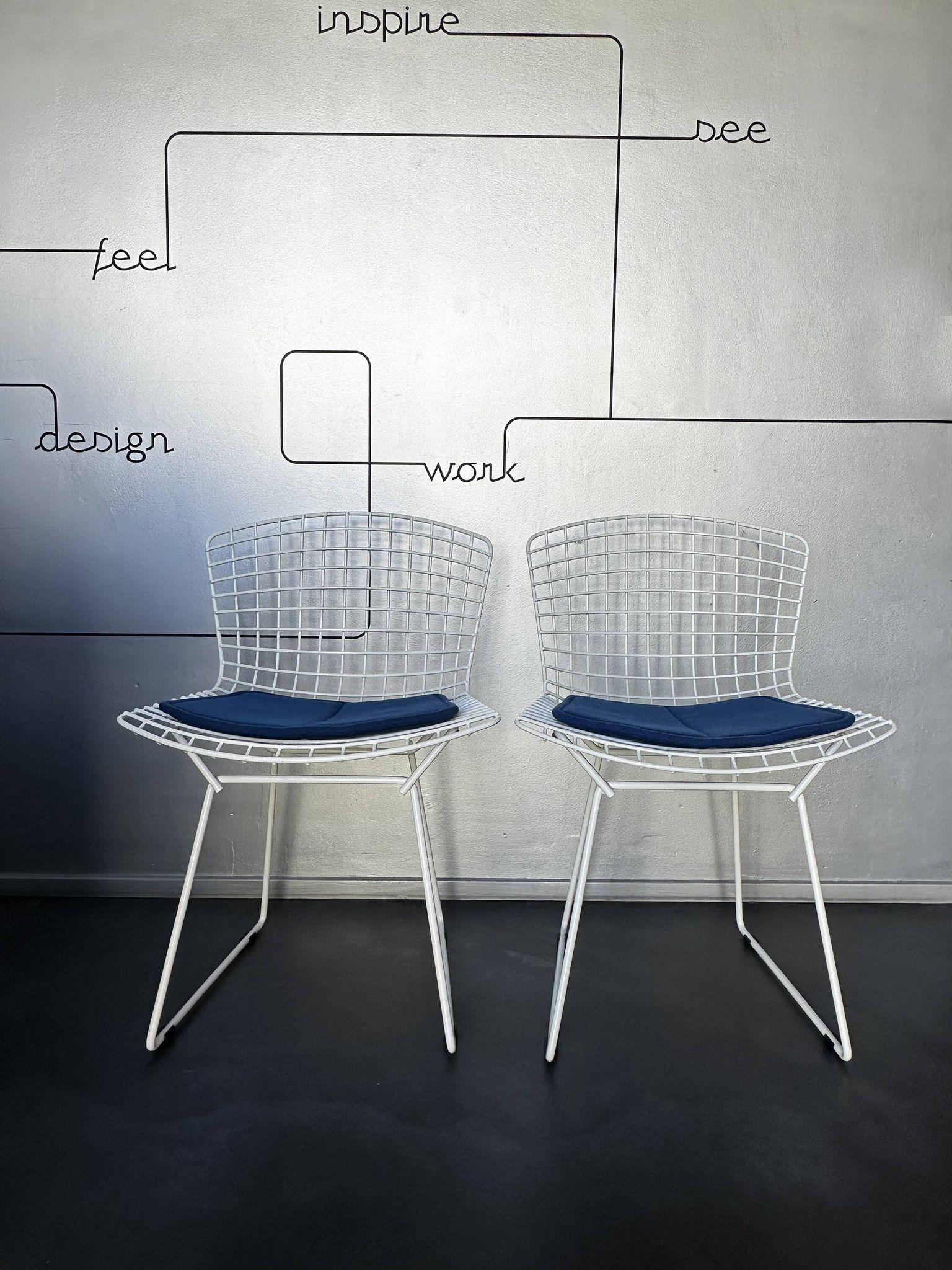 Pair of dining chairs 420 by Harry Bertoia for Knoll International, 1970s.