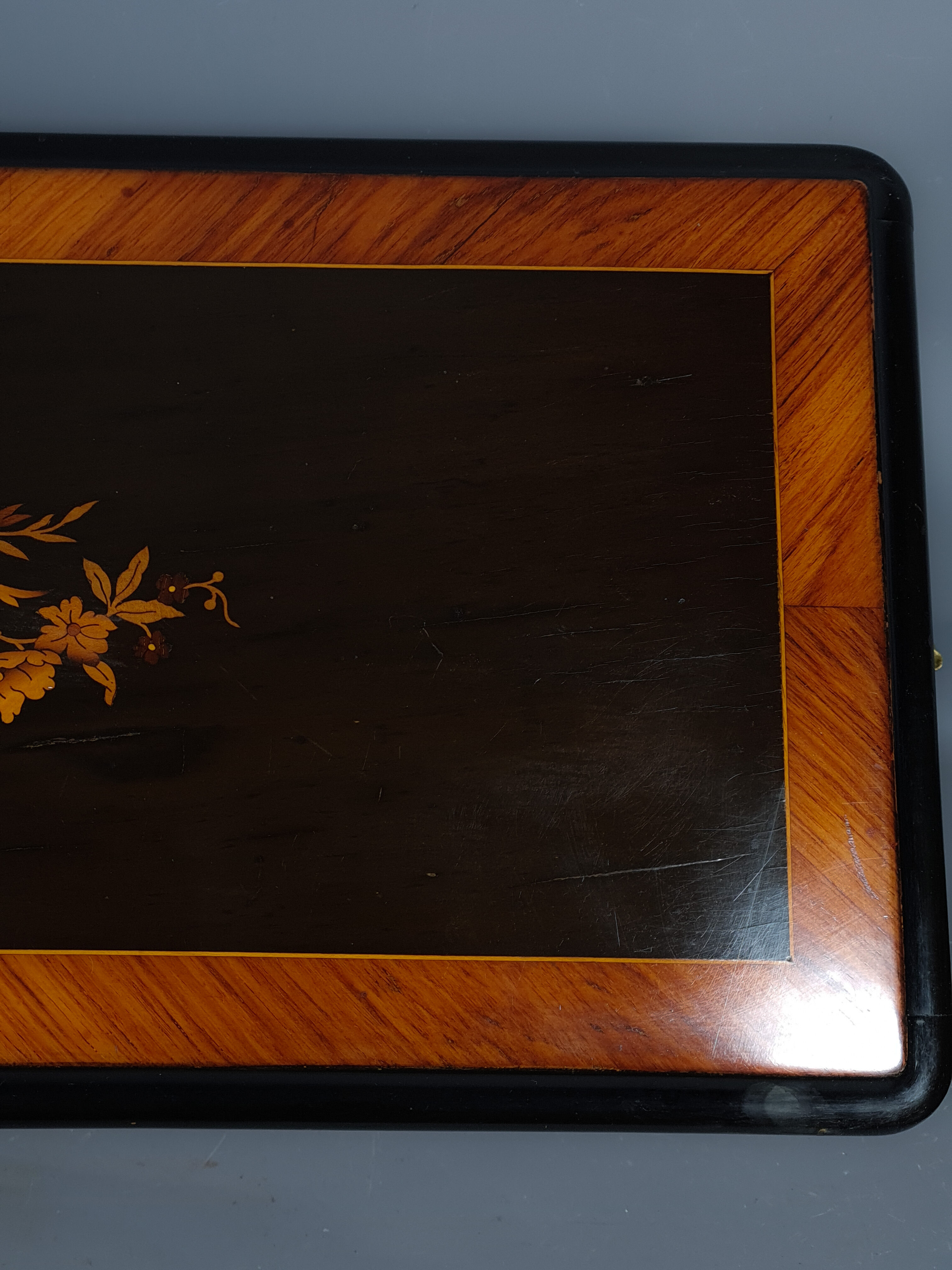 Boite ancienne bois et marquetterie vers 1900. 59x27x20 cm SB