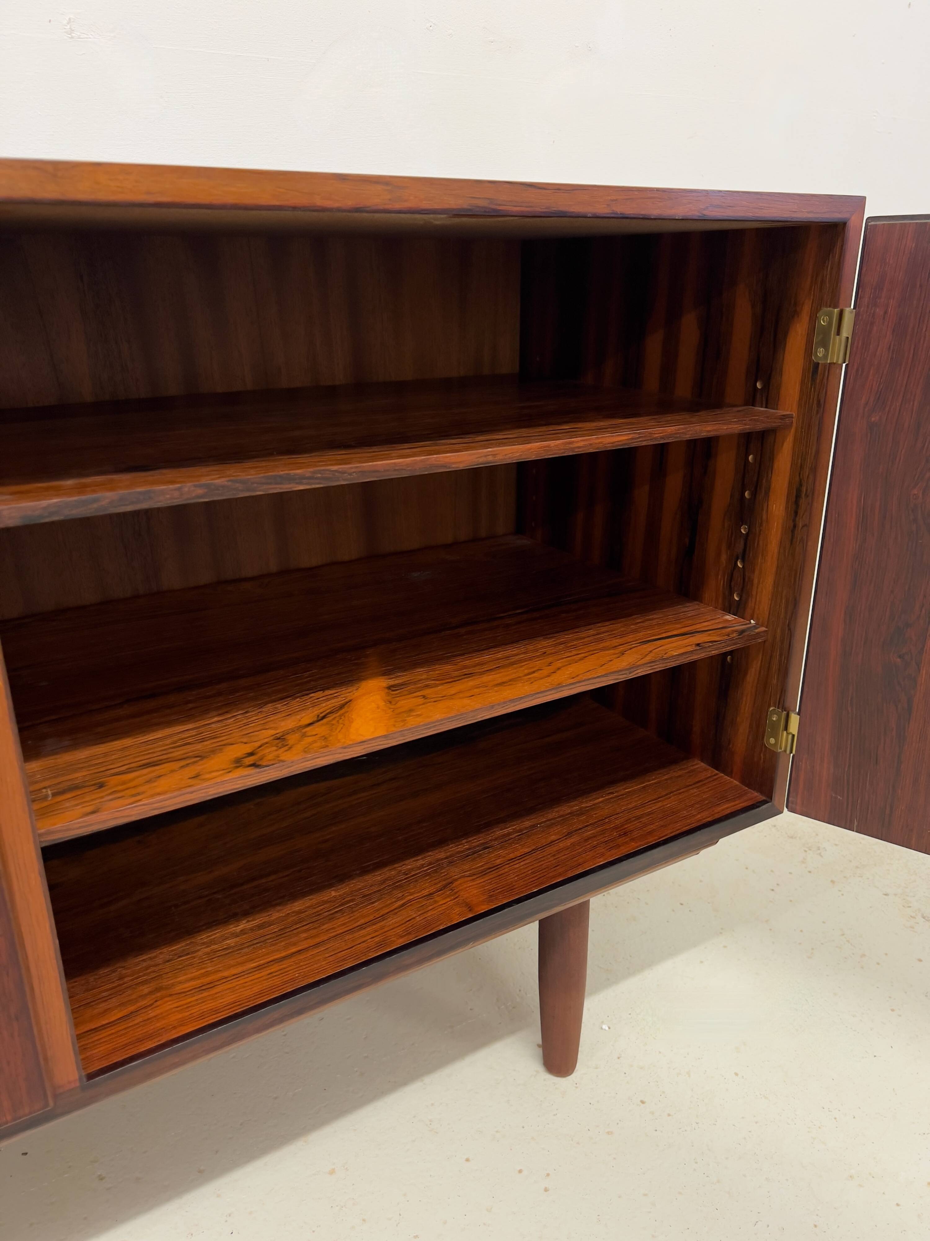 Buffet en palissandre par Gunni Omann, Danemark, années 1960.