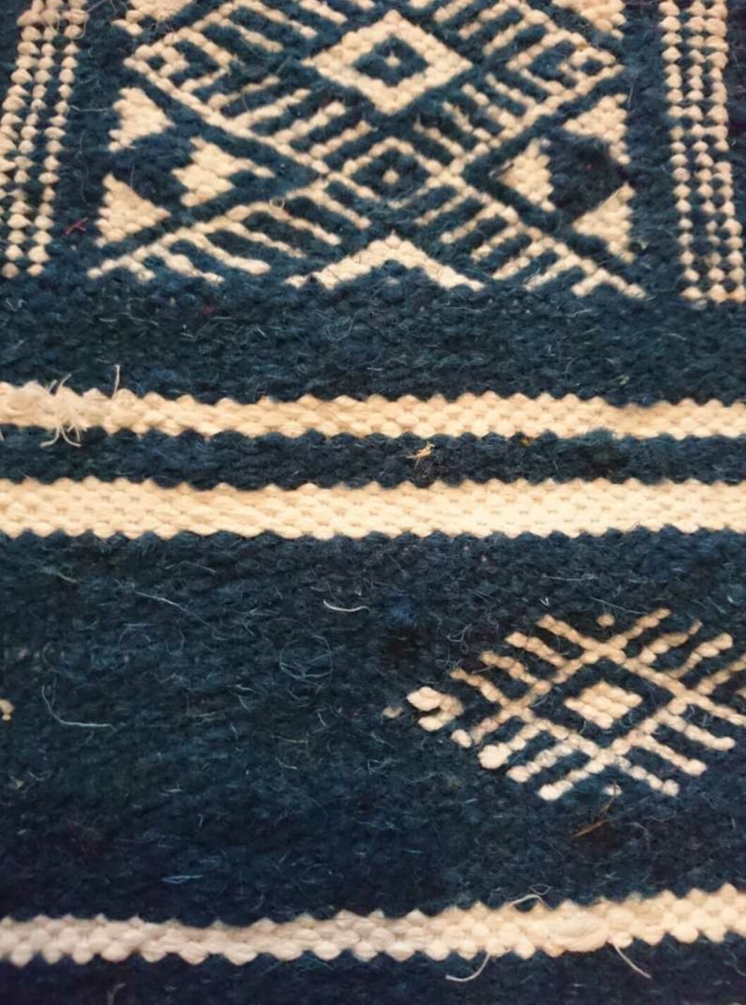 Tapis berbère kilim bleu et blanc 104 x 58 cm