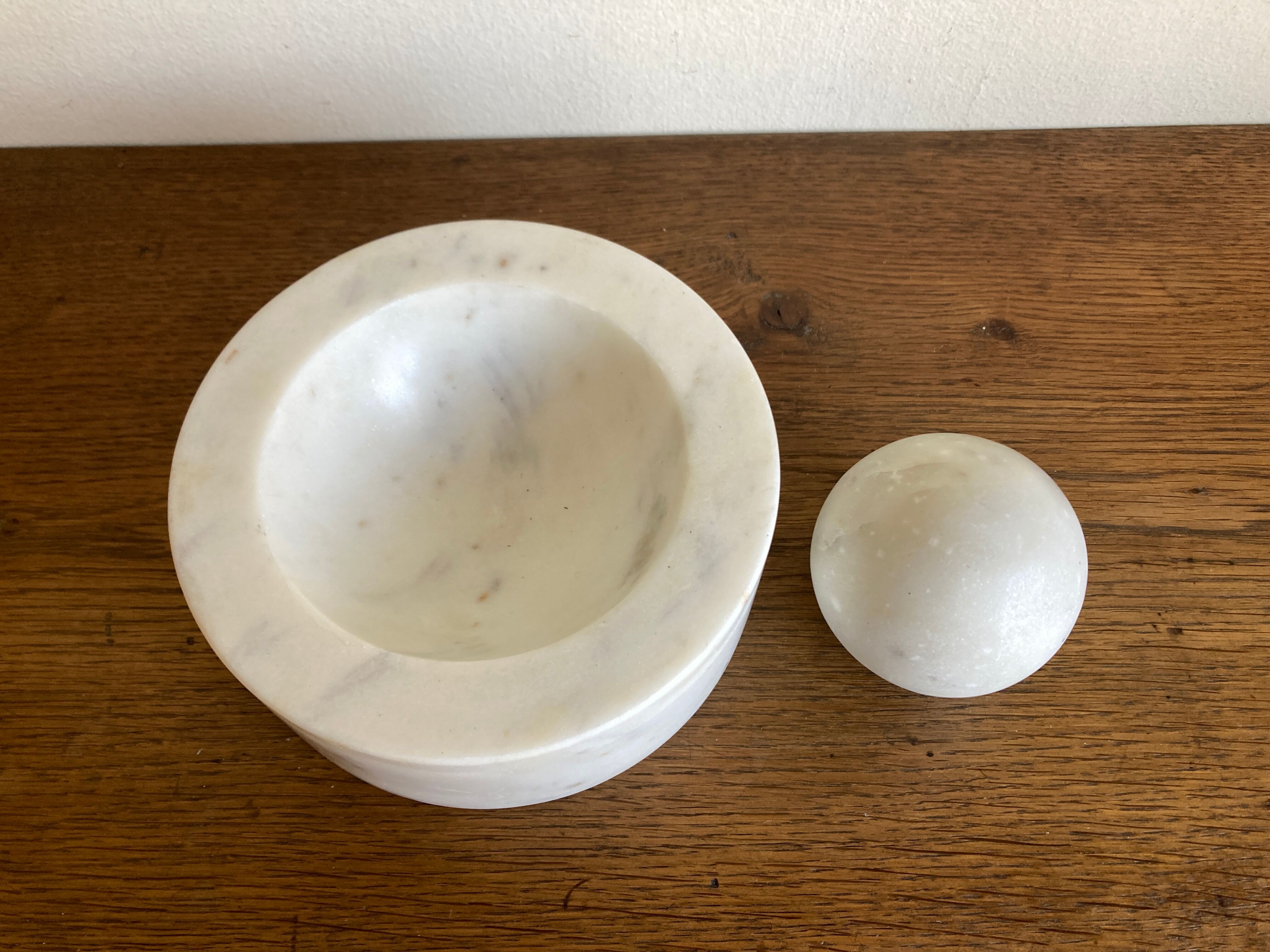 Space Age XXL ashtray in white marble, Italian design 1970.