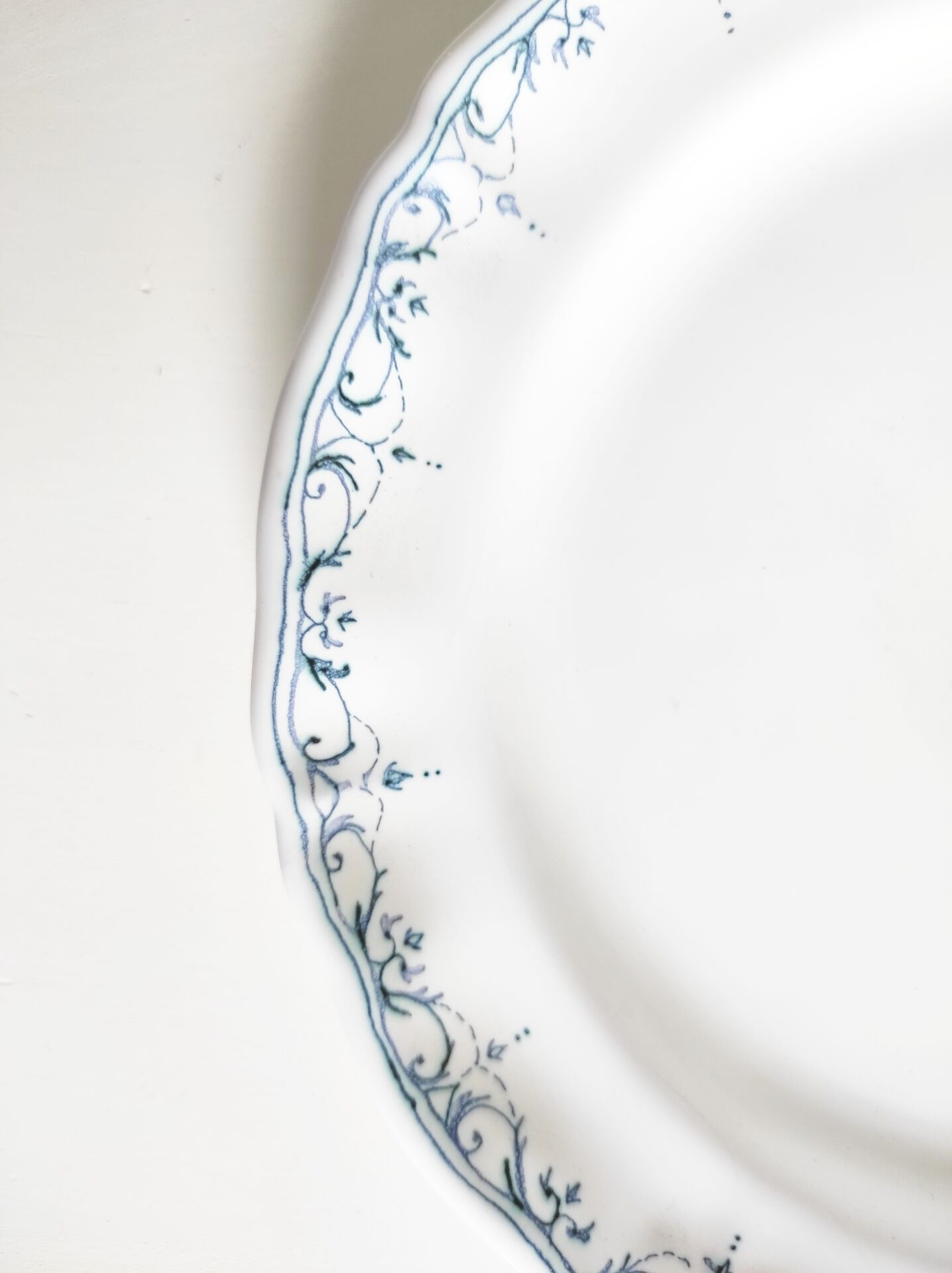 Moustiers earthenware plate with flowers