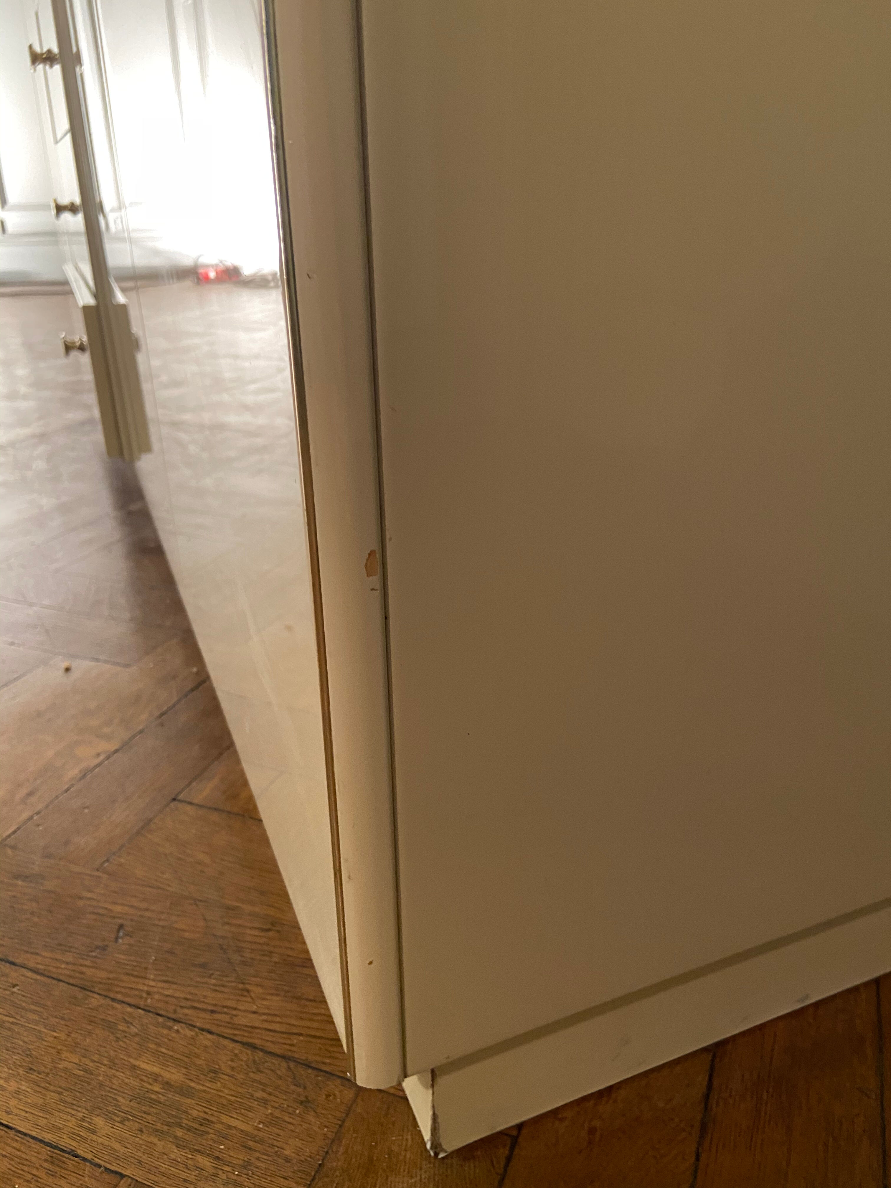 Enfilade laquée ivoire et laiton