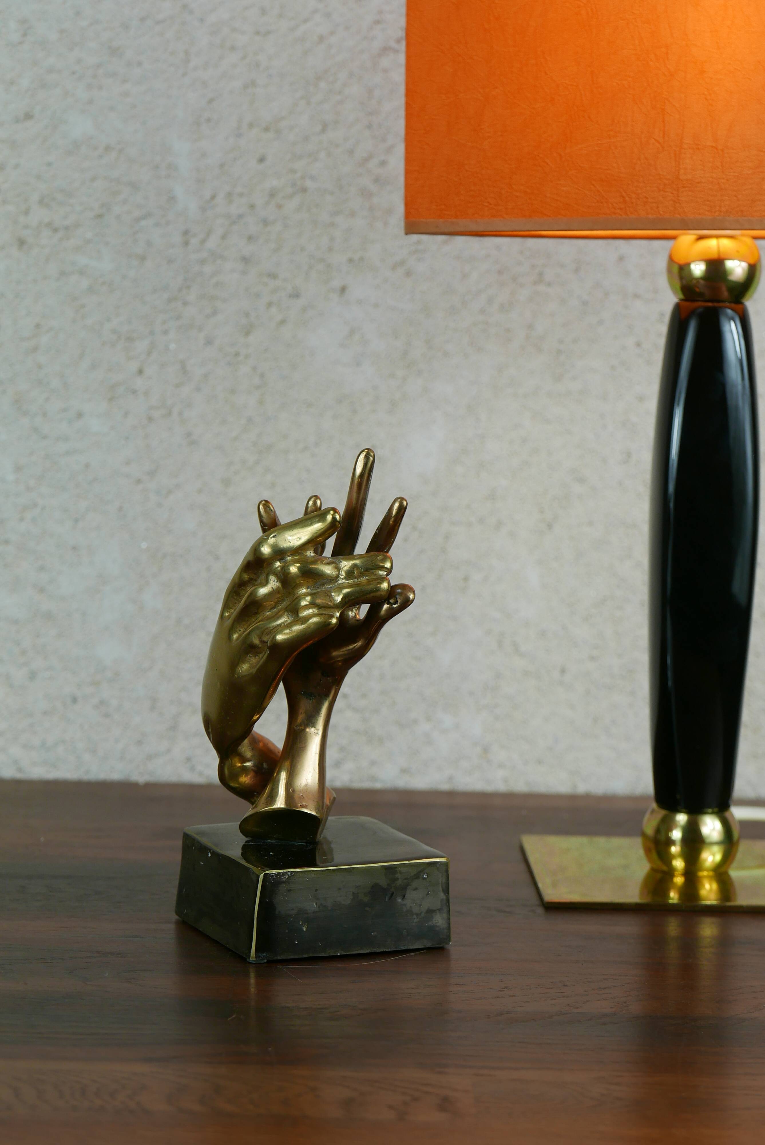 sculpture de mains entrelacées en bronze doré, signée Lohé.