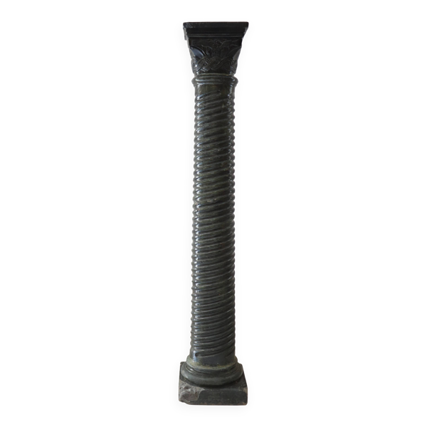 Grande colonne torsadée pierre sellette XXᵉ siècle
