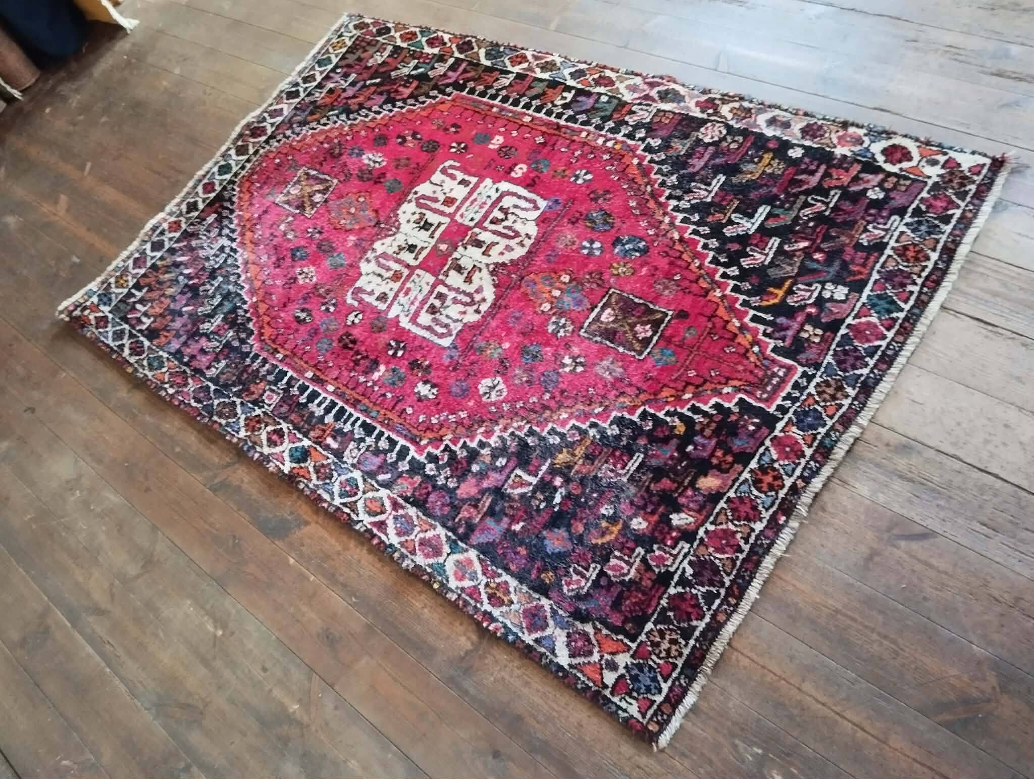 Handmade Persian Shiraz rug 168x111cm