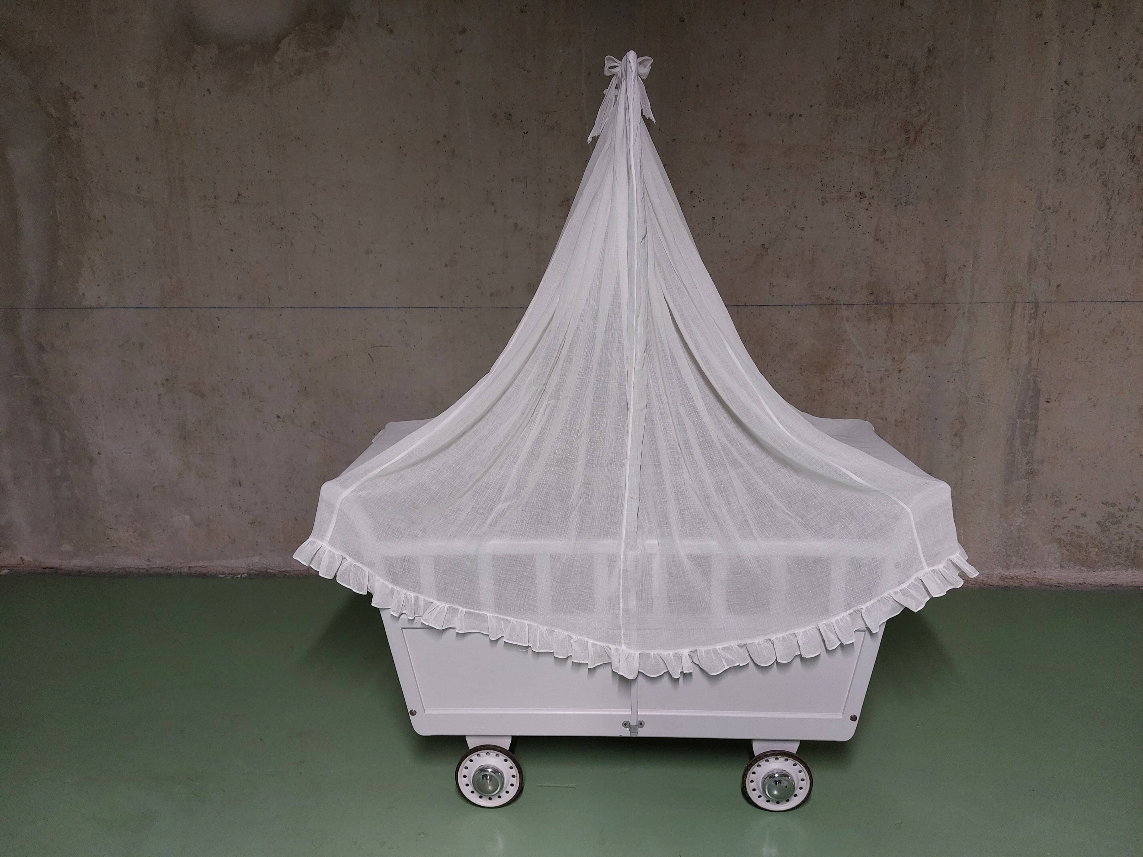 Lit bébé dit roulotte en bois à roulettes vintage années 1950