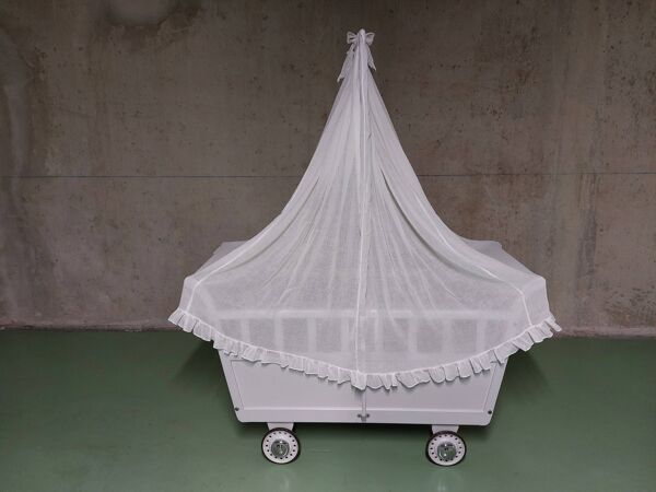 Lit bébé dit roulotte en bois à roulettes vintage années 1950