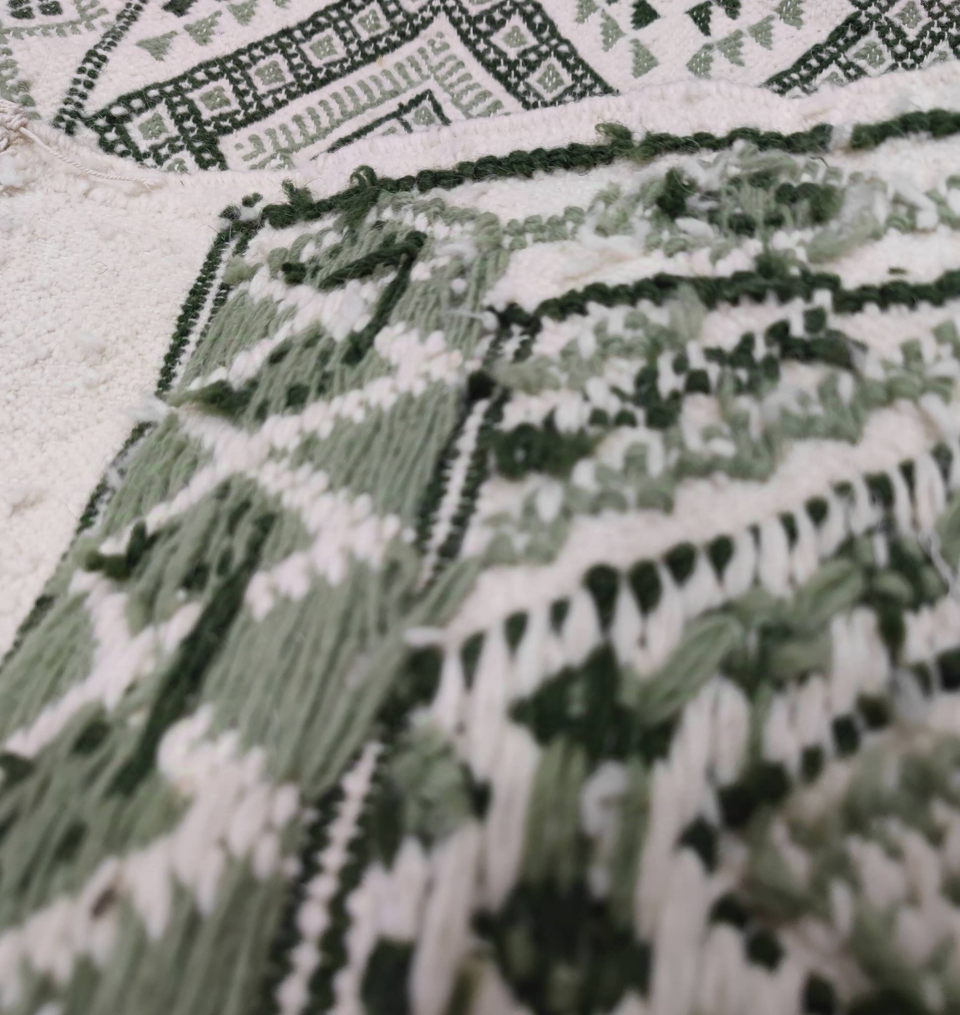 Tapis blanc et vert tissé mains