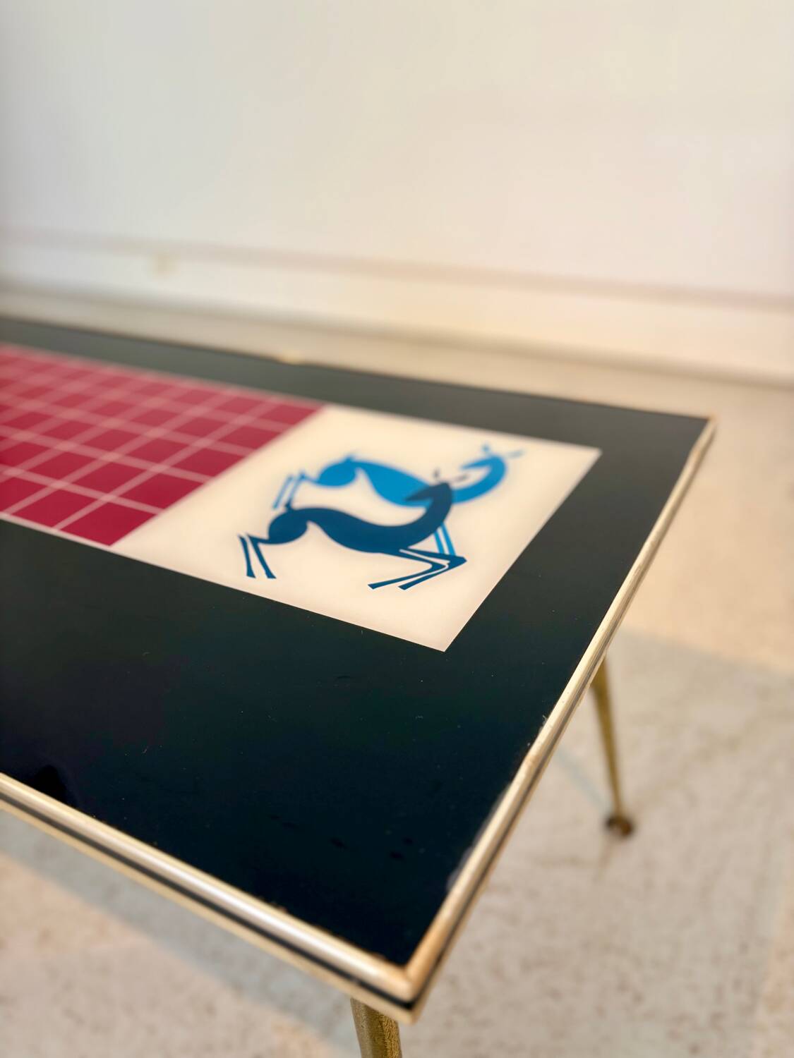 Vintage 70s coffee table – red & black graphic top – laito