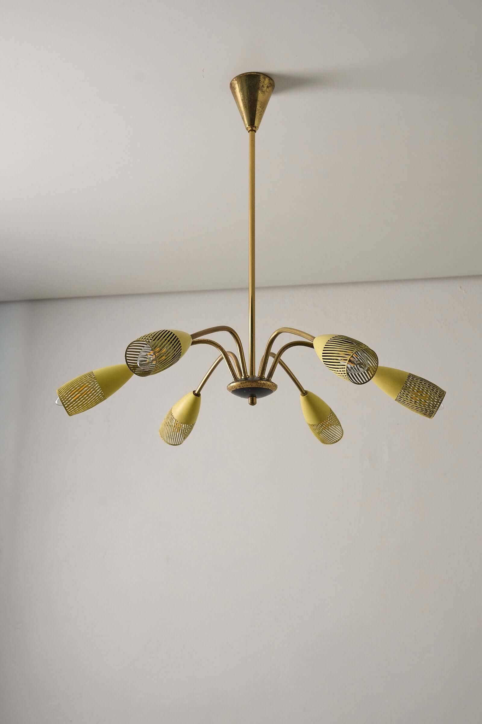 Lustre moderne du milieu du siècle en laiton et jaune