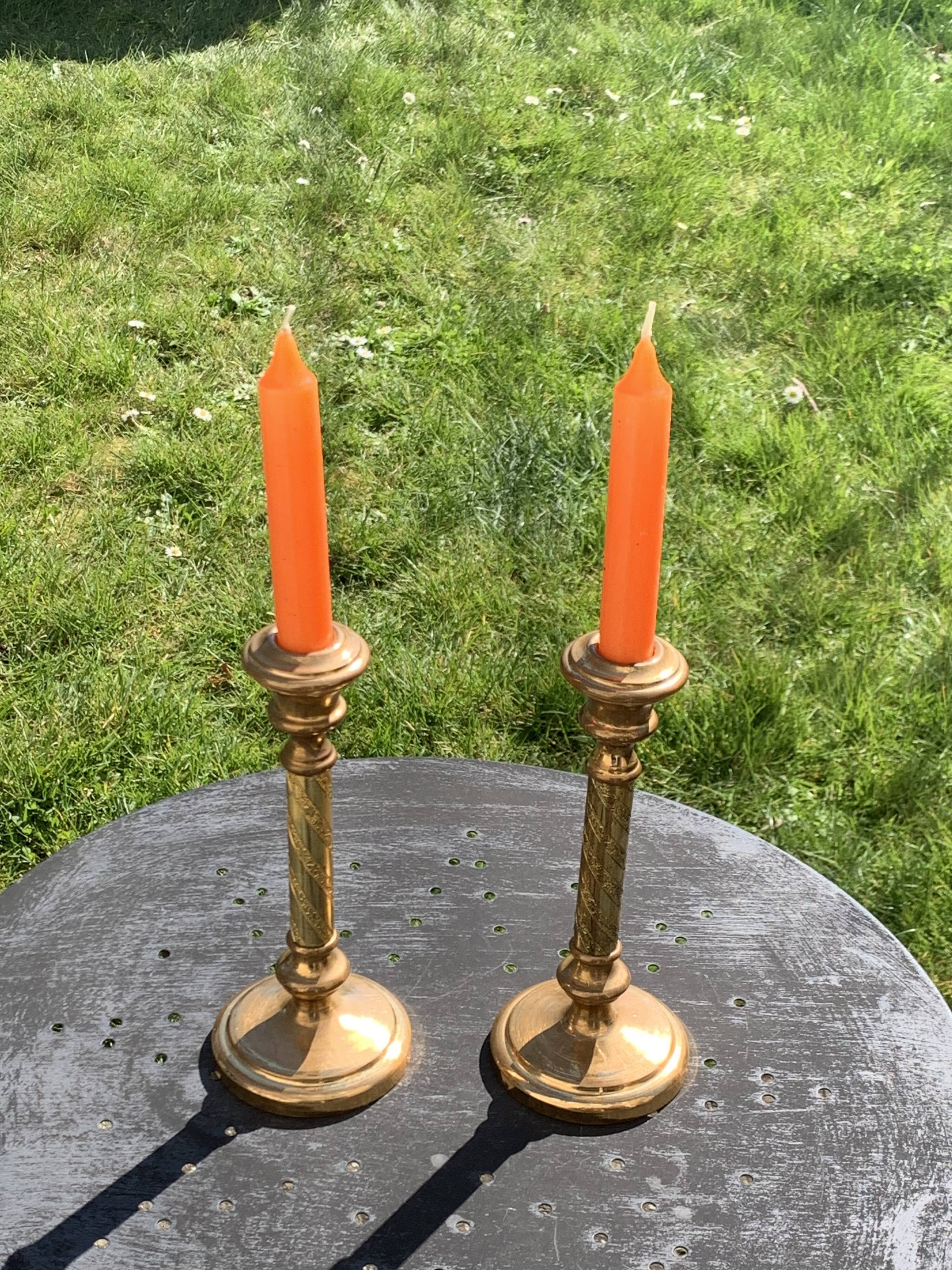 Set of two candlesticks in brass dore, pattern of ivy leaves chiseles on the columns, vintage