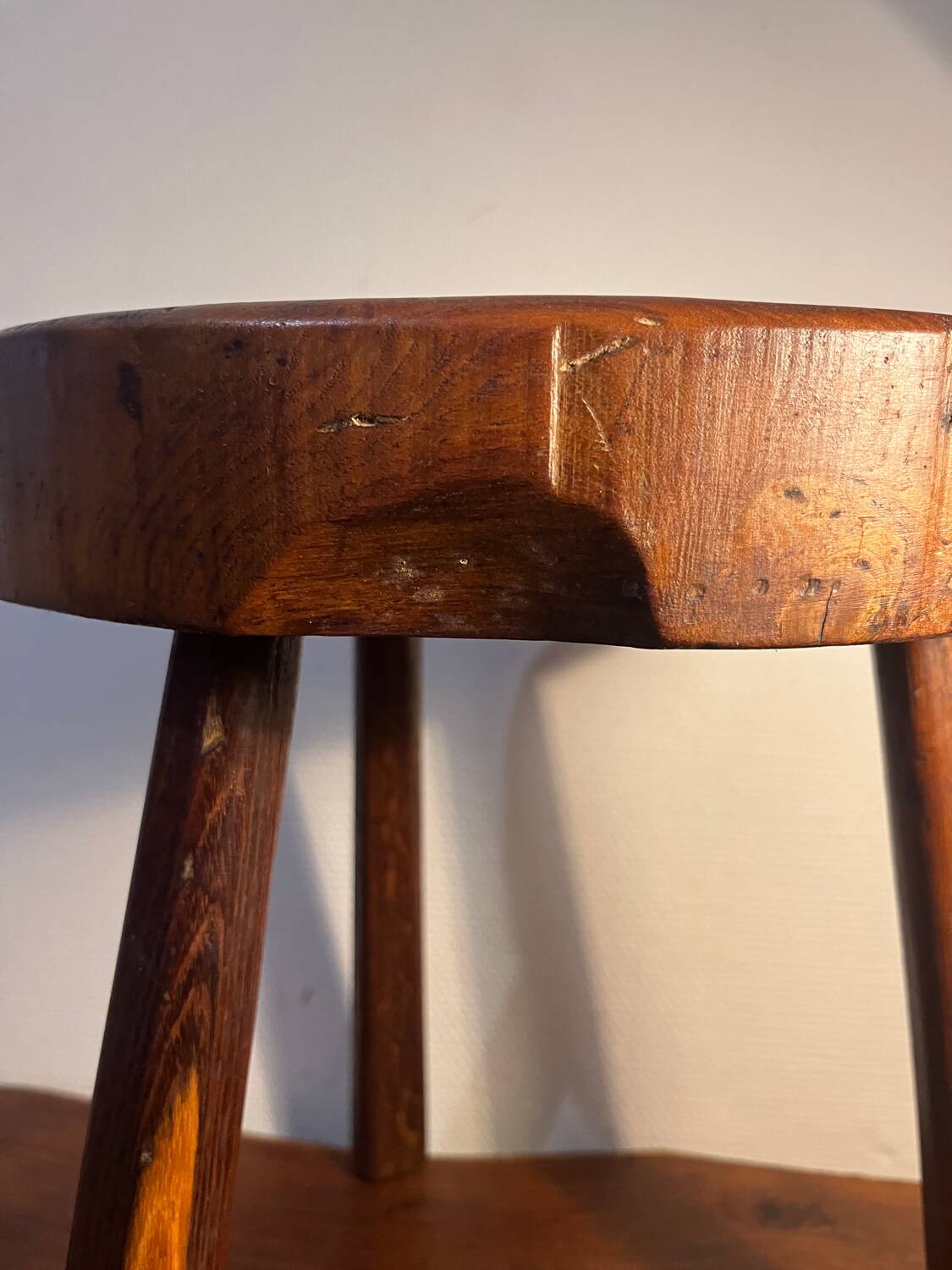 Tabouret tripode ancien fait main – Bois massif