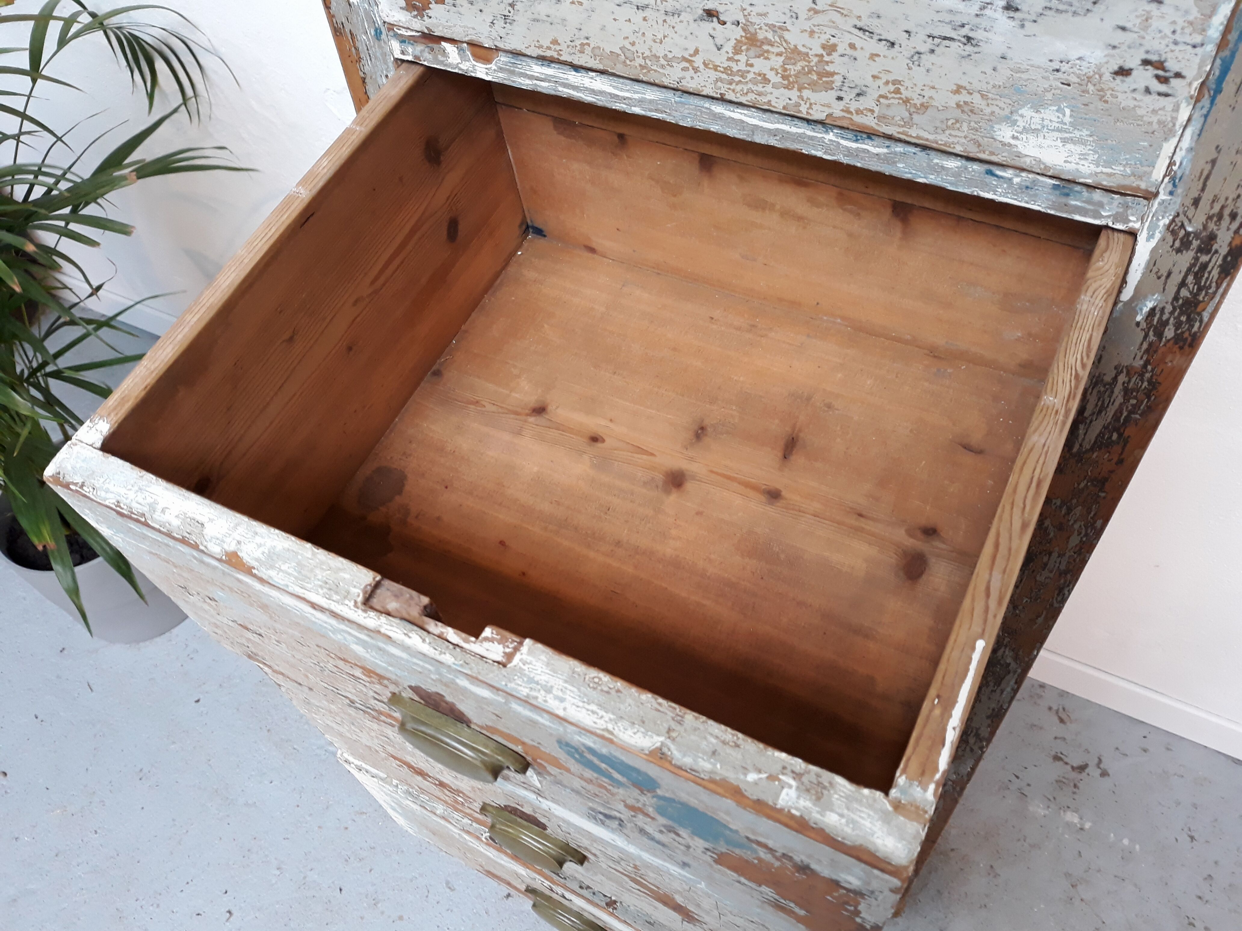 Furniture of trade with rag-to-ceiling drawers