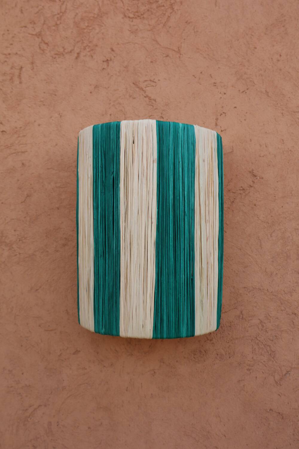 Applique murale rayé vert sapin et beige en raphia naturel