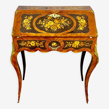 Bureau de Pente style Louis XV ,bois de Rose, bois de Violette, marqueterie de fleurs, bronzes dorés